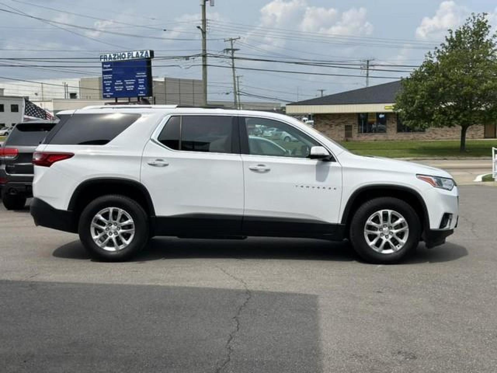 2018 WHITE CHEVROLET TRAVERSE (1GNEVGKW6JJ) with an V6,3.6L(217 CID),DOHC engine, AUTOMATIC transmission, located at 14600 Frazho Road, Warren, MI, 48089, (586) 776-3400, 42.485996, -82.974220 - Photo #3