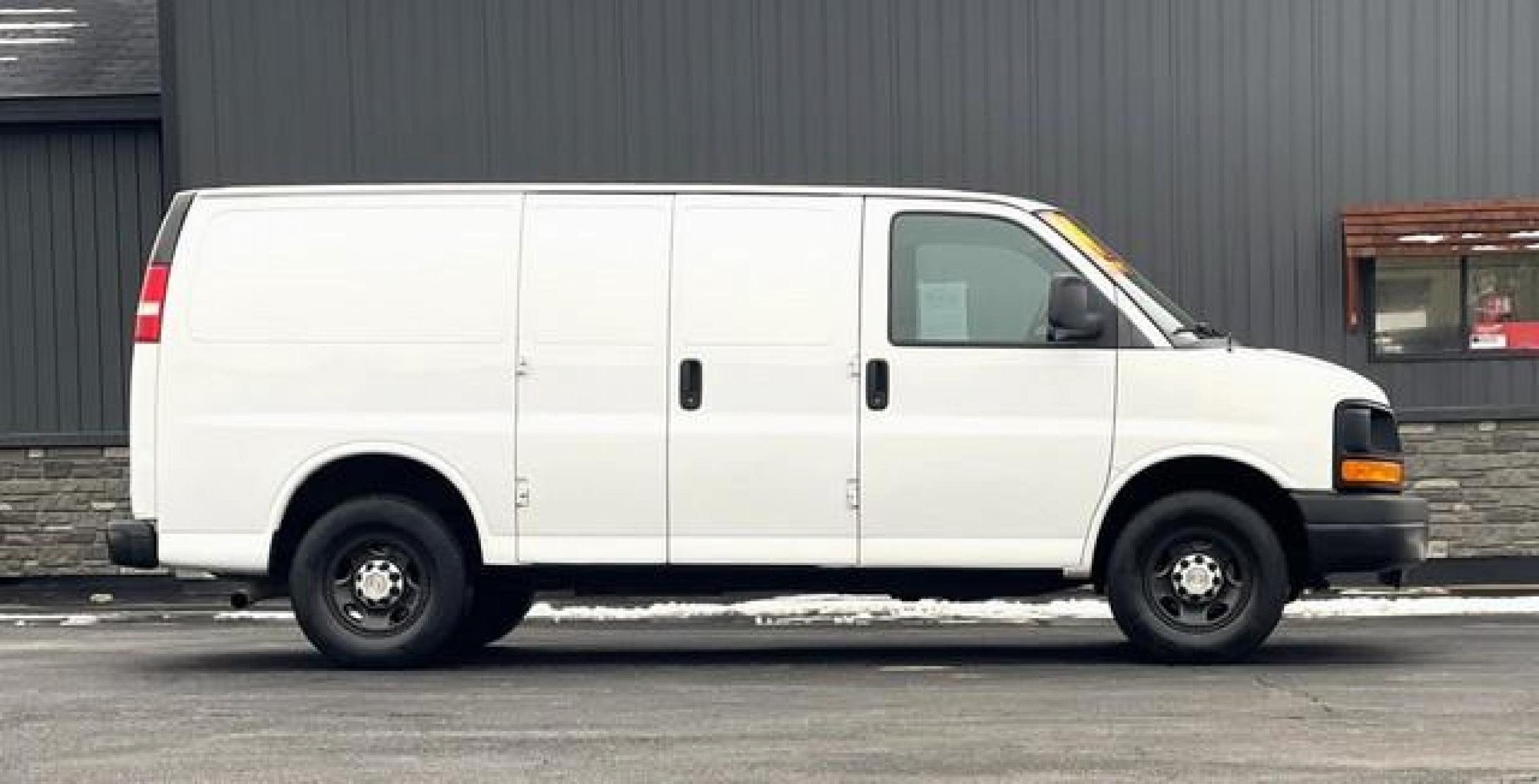 2014 WHITE CHEVROLET EXPRESS 2500 (1GCWGFBA8E1) with an V8,4.8L(294 CID),OHV engine, AUTOMATIC transmission, located at 14600 Frazho Road, Warren, MI, 48089, (586) 776-3400, 42.485996, -82.974220 - Photo #5