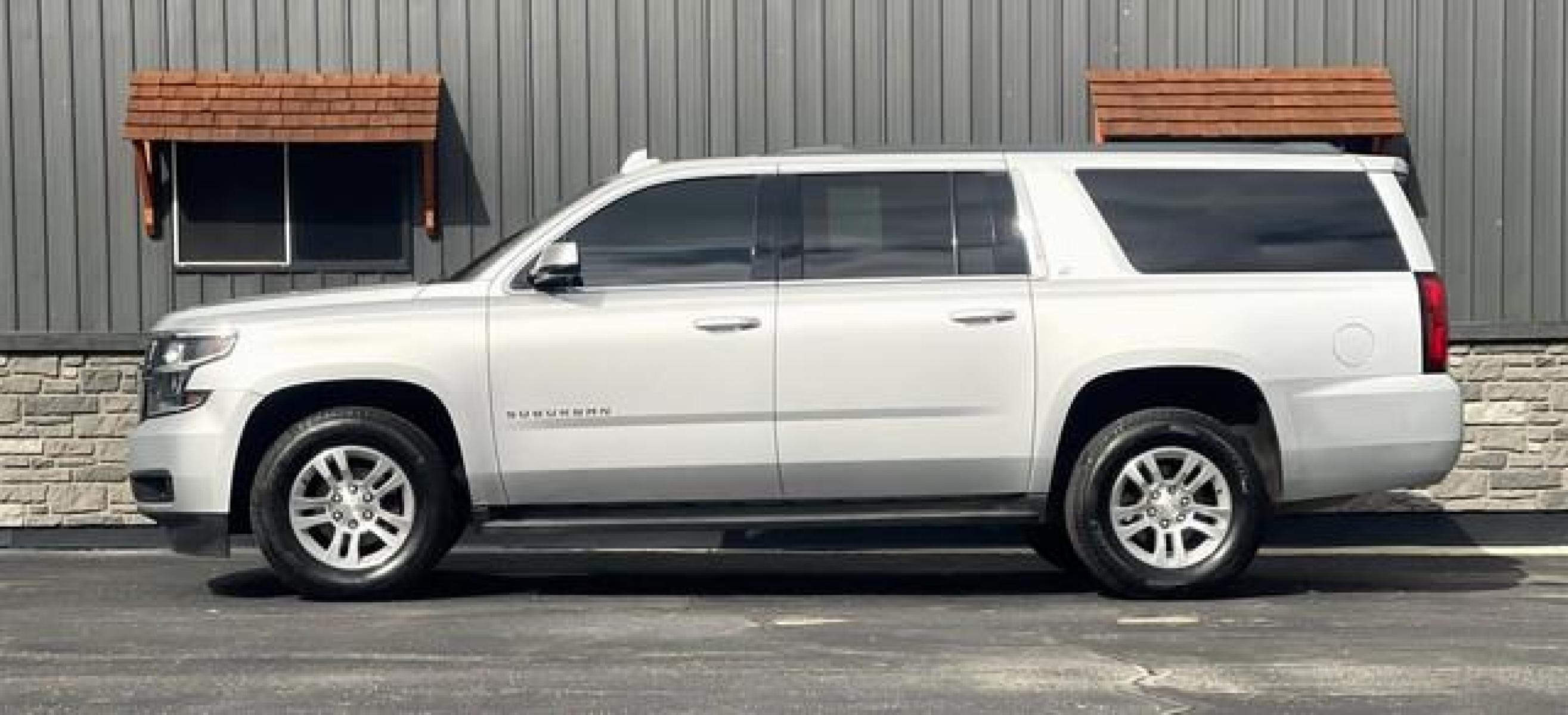 2016 SILVER CHEVROLET SUBURBAN (1GNSKHKC3GR) with an V8,5.3L(325 CID),OHV engine, AUTOMATIC transmission, located at 14600 Frazho Road, Warren, MI, 48089, (586) 776-3400, 42.485996, -82.974220 - Photo #5