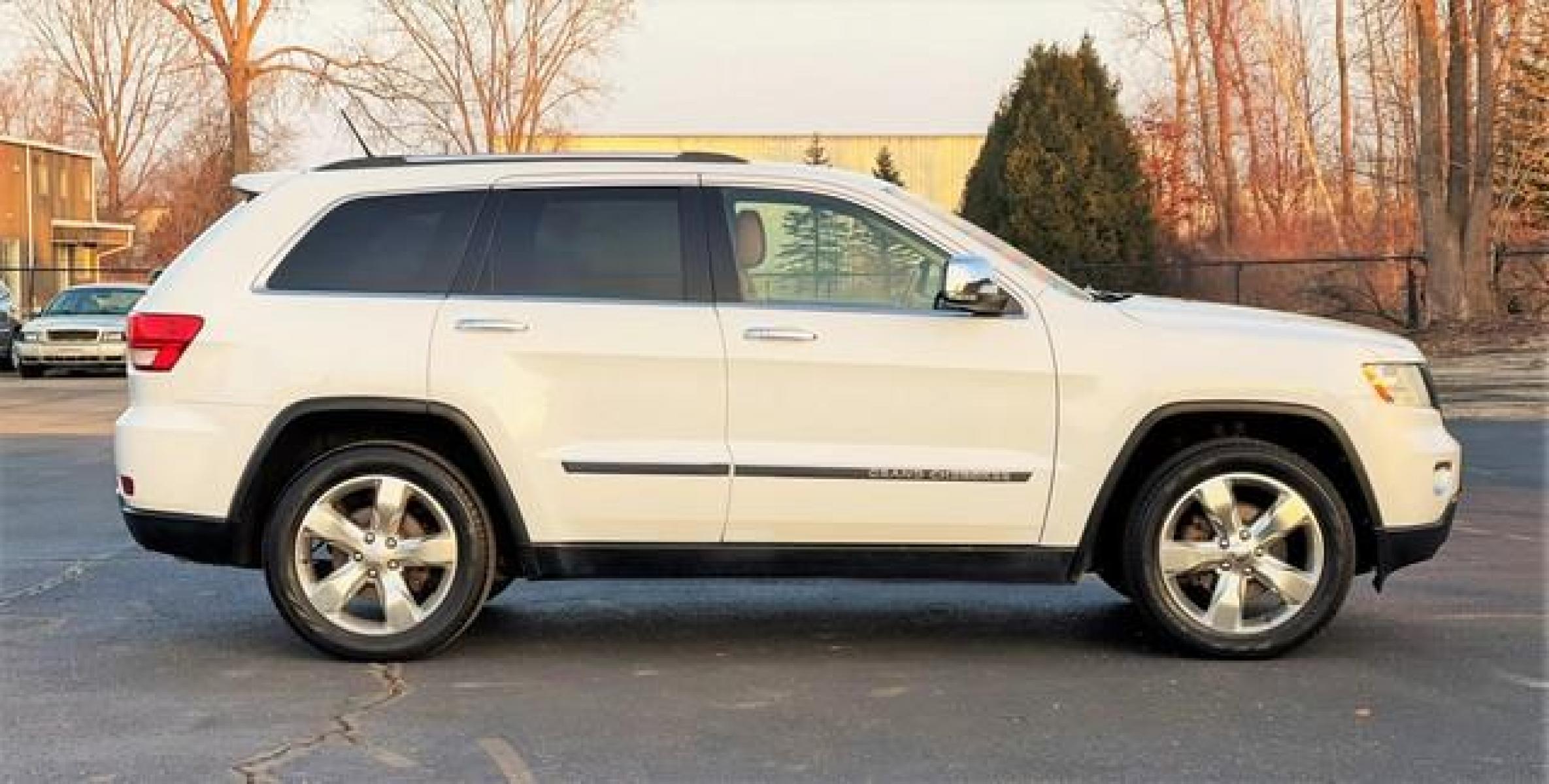 2012 WHITE JEEP GRAND CHEROKEE (1C4RJFCG7CC) with an V6,3.6L(220 CID),DOHC engine, AUTOMATIC transmission, located at 14600 Frazho Road, Warren, MI, 48089, (586) 776-3400, 42.485996, -82.974220 - Photo #5
