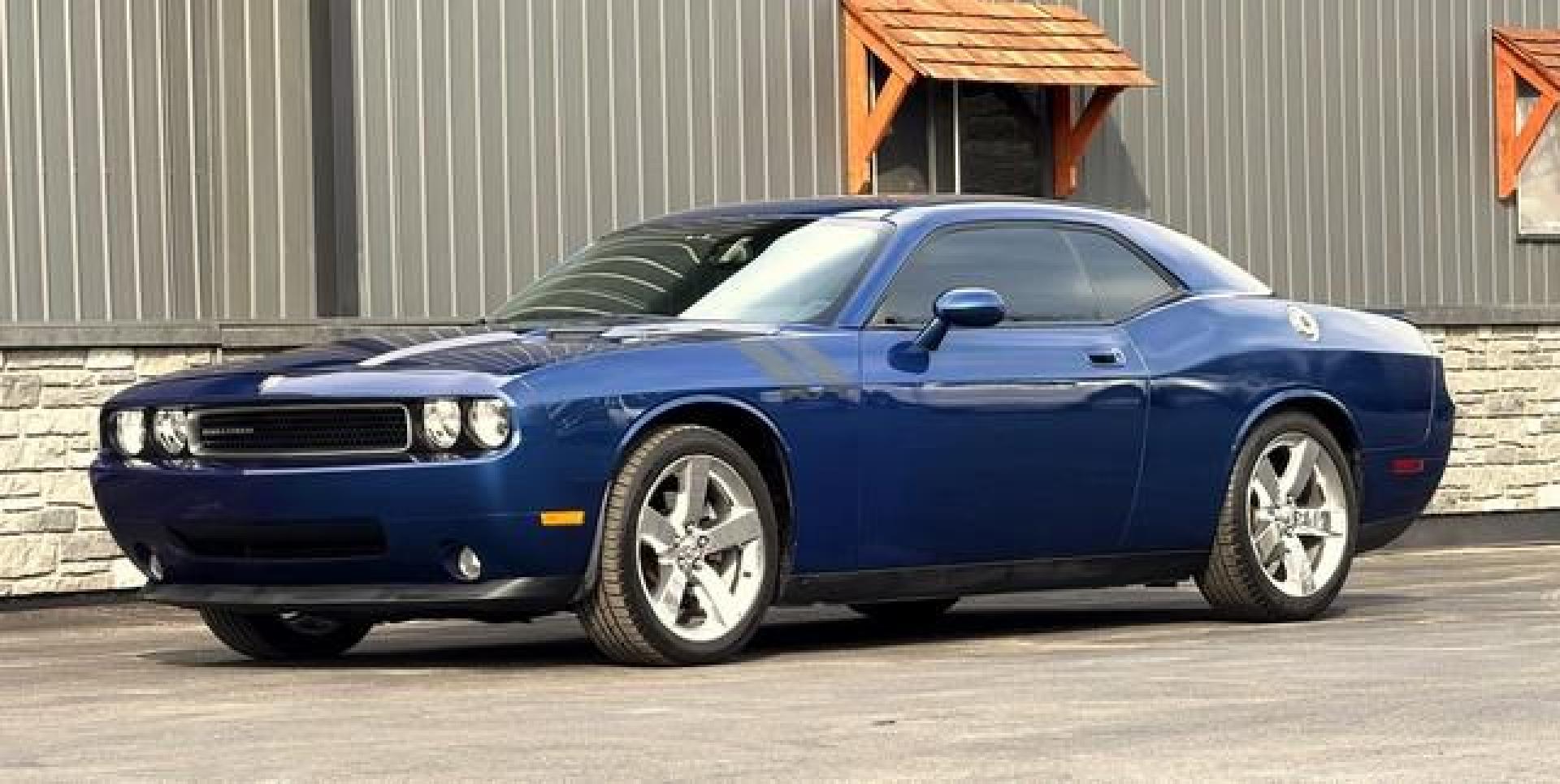 2009 BLUE DODGE CHALLENGER (2B3LJ54TX9H) with an V8,5.7L(345 CID),OHV engine, MANUAL transmission, located at 14600 Frazho Road, Warren, MI, 48089, (586) 776-3400, 42.485996, -82.974220 - Photo#2