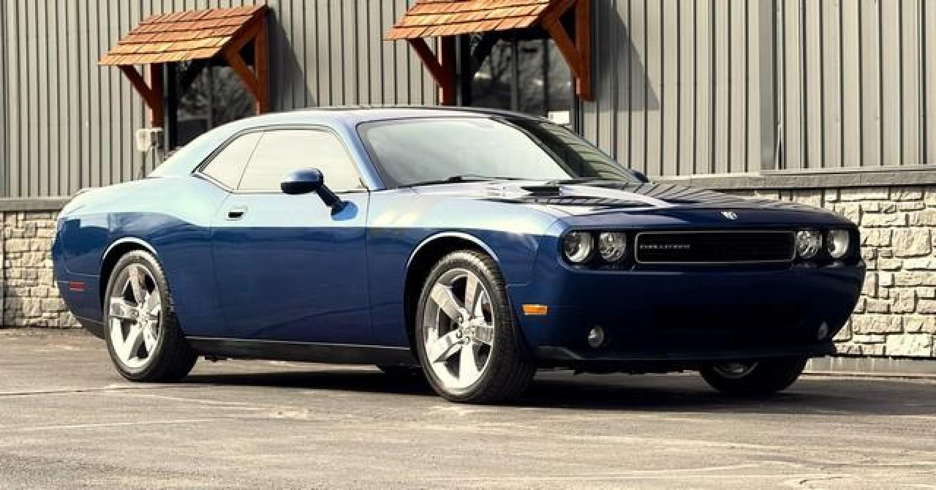 2009 BLUE DODGE CHALLENGER (2B3LJ54TX9H) with an V8,5.7L(345 CID),OHV engine, MANUAL transmission, located at 14600 Frazho Road, Warren, MI, 48089, (586) 776-3400, 42.485996, -82.974220 - Photo#3