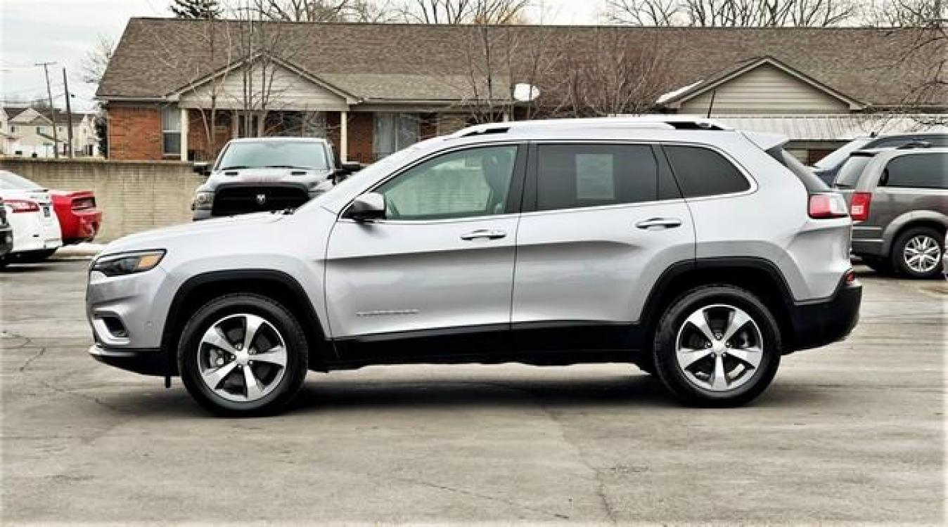2019 SILVER METALLIC JEEP CHEROKEE (1C4PJMDX2KD) with an V6,3.2L(198 CID),DOHC engine, AUTOMATIC transmission, located at 14600 Frazho Road, Warren, MI, 48089, (586) 776-3400, 42.485996, -82.974220 - Photo #1