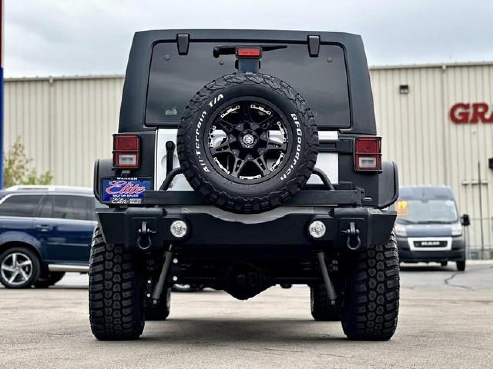 2017 WHITE JEEP WRANGLER (1C4BJWEGXHL) with an V6,3.6L(220 CID),DOHC engine, AUTOMATIC transmission, located at 14600 Frazho Road, Warren, MI, 48089, (586) 776-3400, 42.485996, -82.974220 - Photo #5