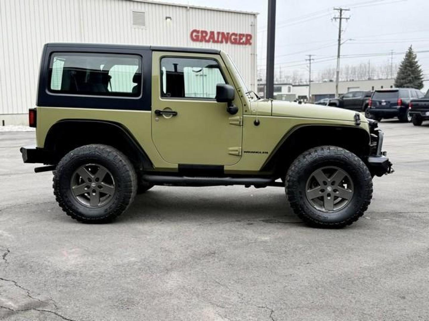 2013 GREEN JEEP WRANGLER (1C4AJWAG2DL) with an V6,3.6L(220 CID),DOHC engine, AUTOMATIC transmission, located at 14600 Frazho Road, Warren, MI, 48089, (586) 776-3400, 42.485996, -82.974220 - Photo#4