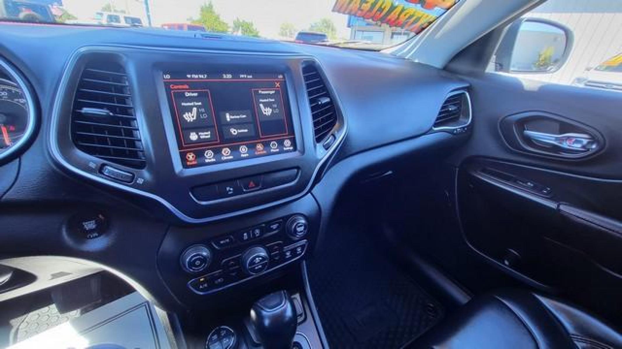 2019 BLACK JEEP CHEROKEE (1C4PJMBX7KD) with an V6,3.2L(198 CID),DOHC engine, AUTOMATIC transmission, located at 14600 Frazho Road, Warren, MI, 48089, (586) 776-3400, 42.485996, -82.974220 - Photo #19