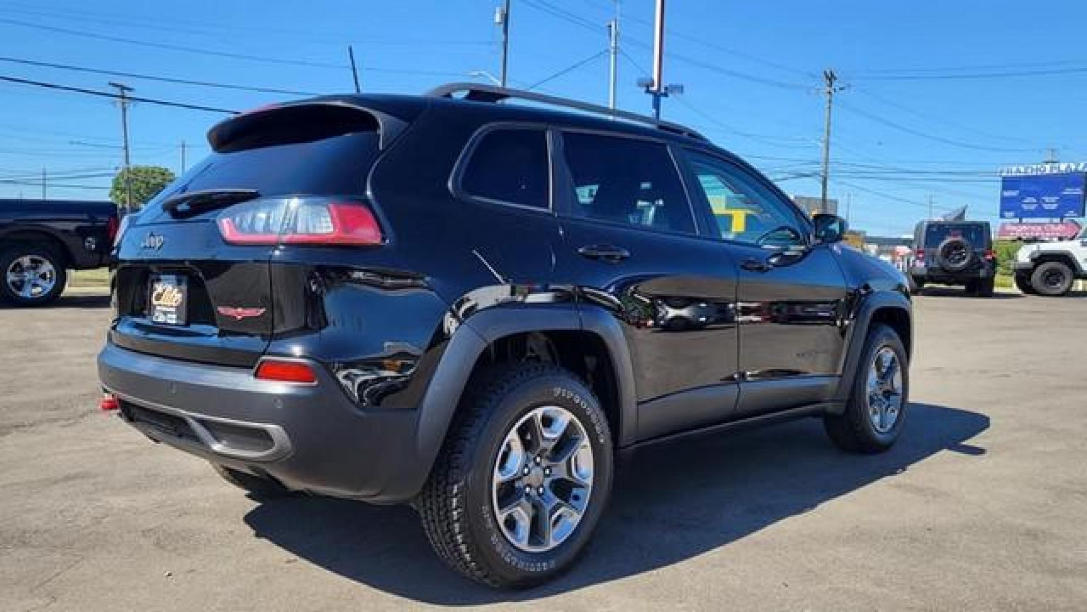 2019 BLACK JEEP CHEROKEE (1C4PJMBX7KD) with an V6,3.2L(198 CID),DOHC engine, AUTOMATIC transmission, located at 14600 Frazho Road, Warren, MI, 48089, (586) 776-3400, 42.485996, -82.974220 - Photo #4