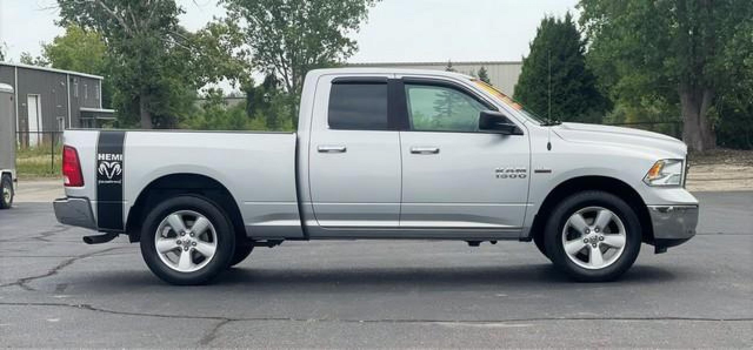 2016 SILVER RAM 1500 (1C6RR7GT0GS) with an V8,5.7L(345 CID),OHV engine, AUTOMATIC transmission, located at 14600 Frazho Road, Warren, MI, 48089, (586) 776-3400, 42.485996, -82.974220 - Photo #4