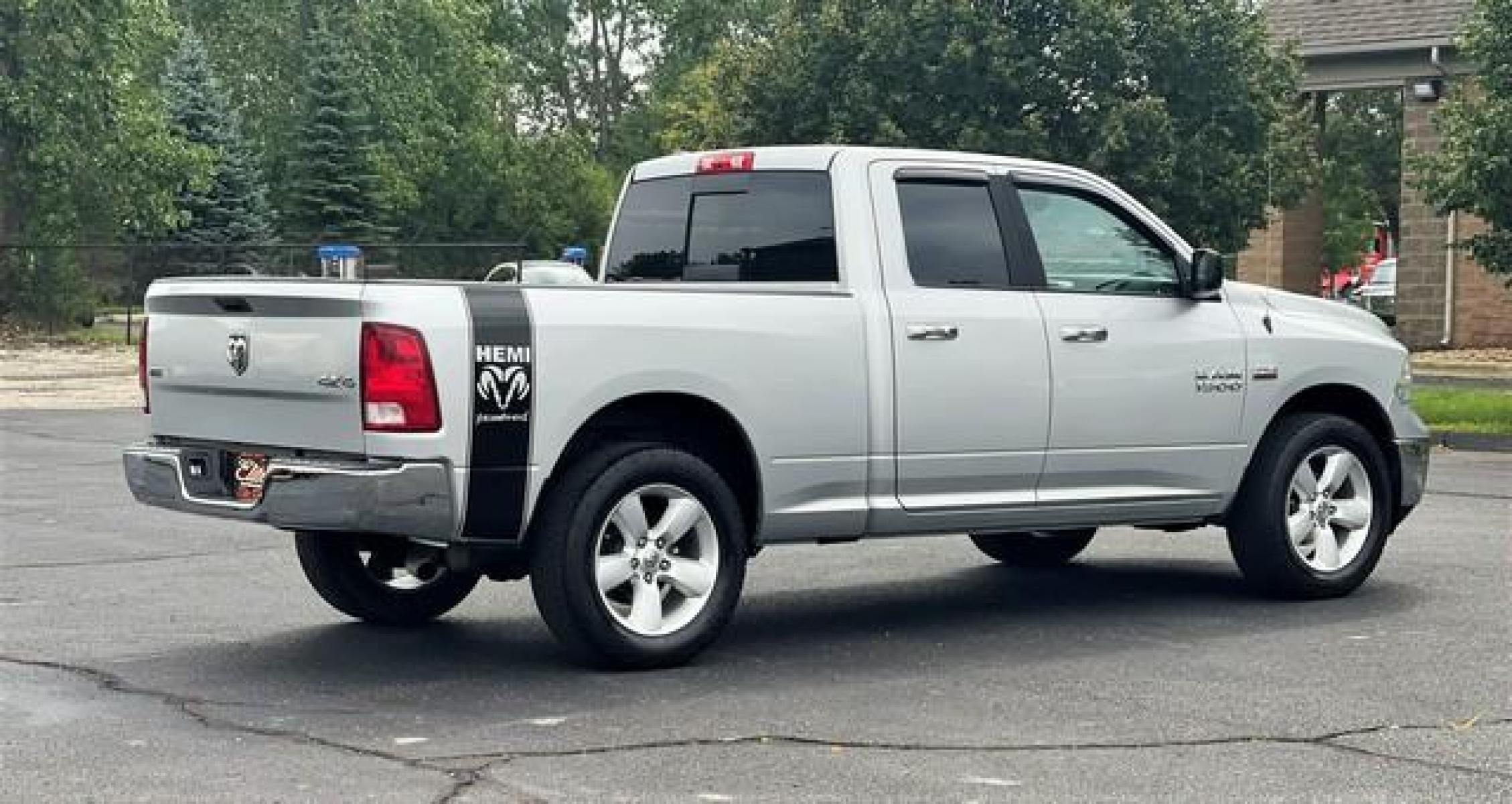 2016 SILVER RAM 1500 (1C6RR7GT0GS) with an V8,5.7L(345 CID),OHV engine, AUTOMATIC transmission, located at 14600 Frazho Road, Warren, MI, 48089, (586) 776-3400, 42.485996, -82.974220 - Photo #5