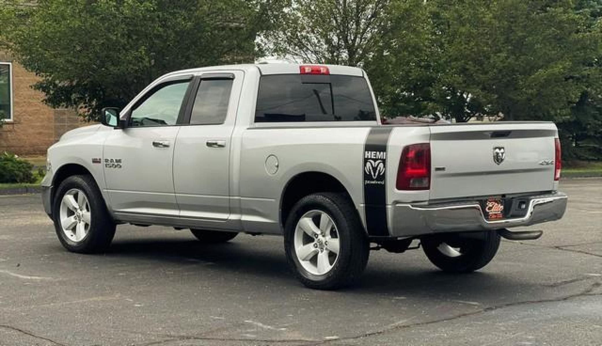 2016 SILVER RAM 1500 (1C6RR7GT0GS) with an V8,5.7L(345 CID),OHV engine, AUTOMATIC transmission, located at 14600 Frazho Road, Warren, MI, 48089, (586) 776-3400, 42.485996, -82.974220 - Photo #7