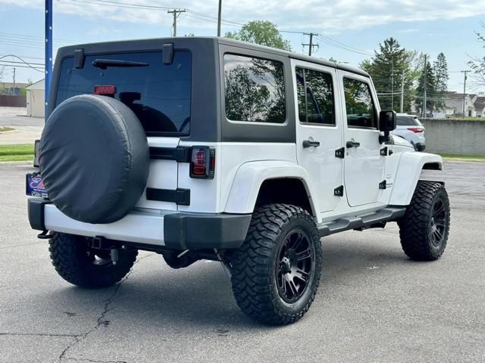 2015 WHITE JEEP WRANGLER (1C4BJWEG8FL) with an V6,3.6L(220 CID),DOHC engine, AUTOMATIC transmission, located at 14600 Frazho Road, Warren, MI, 48089, (586) 776-3400, 42.485996, -82.974220 - Photo #4