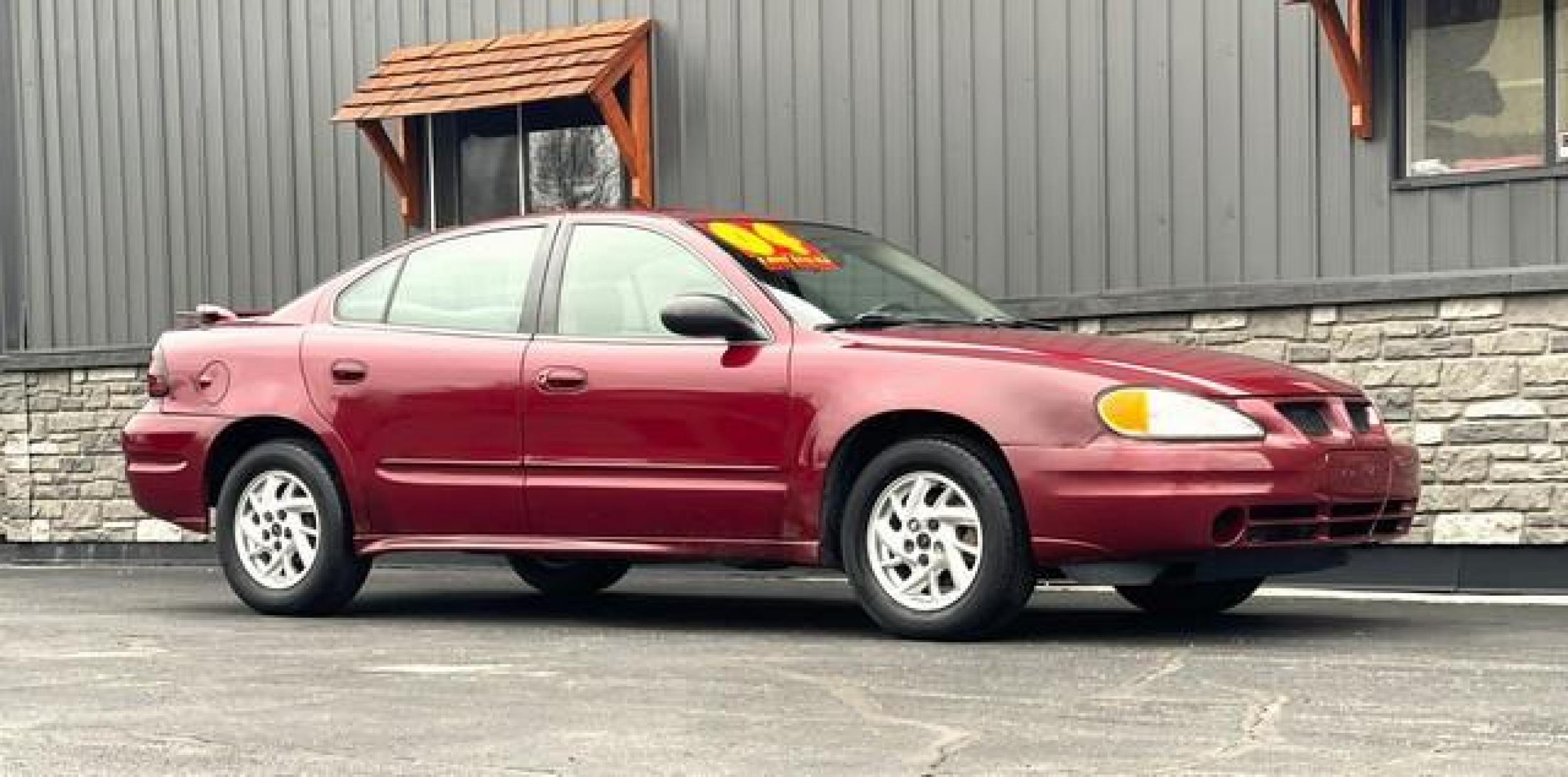 2004 BURGUNDY PONTIAC GRAND AM (1G2NE52F44C) with an L4,2.2L(134 CID),DOHC engine, AUTOMATIC transmission, located at 14600 Frazho Road, Warren, MI, 48089, (586) 776-3400, 42.485996, -82.974220 - Photo #2