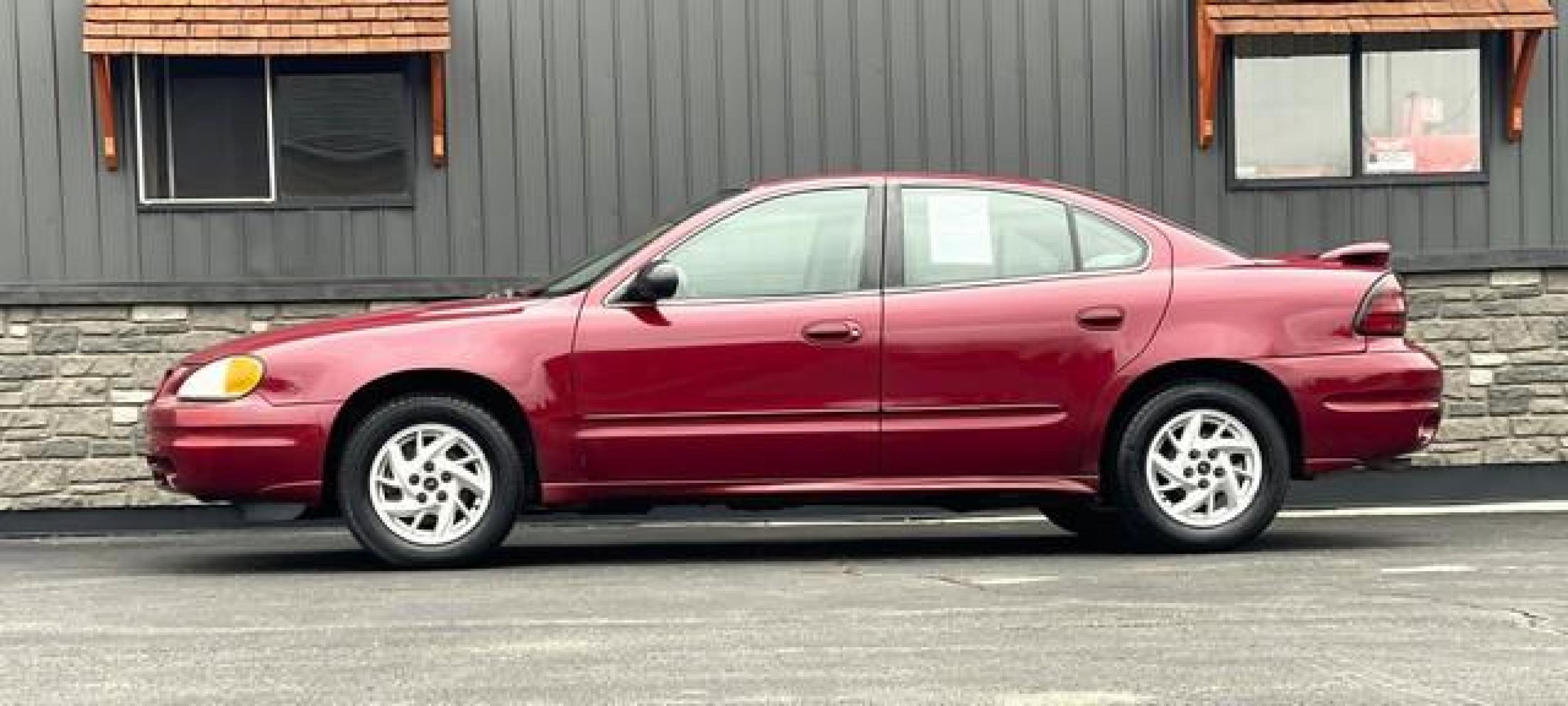 2004 BURGUNDY PONTIAC GRAND AM (1G2NE52F44C) with an L4,2.2L(134 CID),DOHC engine, AUTOMATIC transmission, located at 14600 Frazho Road, Warren, MI, 48089, (586) 776-3400, 42.485996, -82.974220 - Photo #5