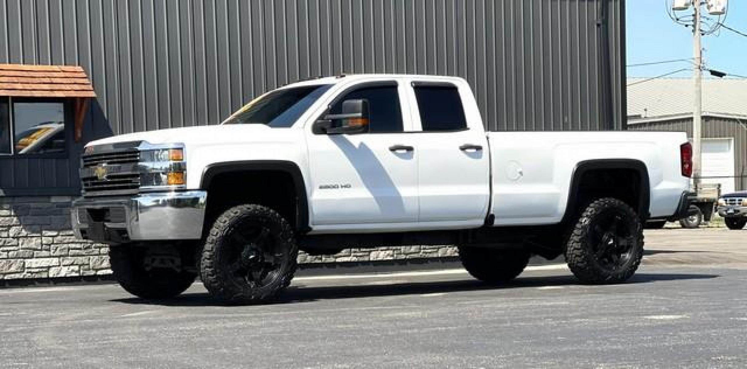 2016 WHITE CHEVROLET SILVERADO 2500 HD (1GC2KUEG5GZ) with an V8,6.0L(364 CID),OHV engine, AUTOMATIC transmission, located at 14600 Frazho Road, Warren, MI, 48089, (586) 776-3400, 42.485996, -82.974220 - Photo #4