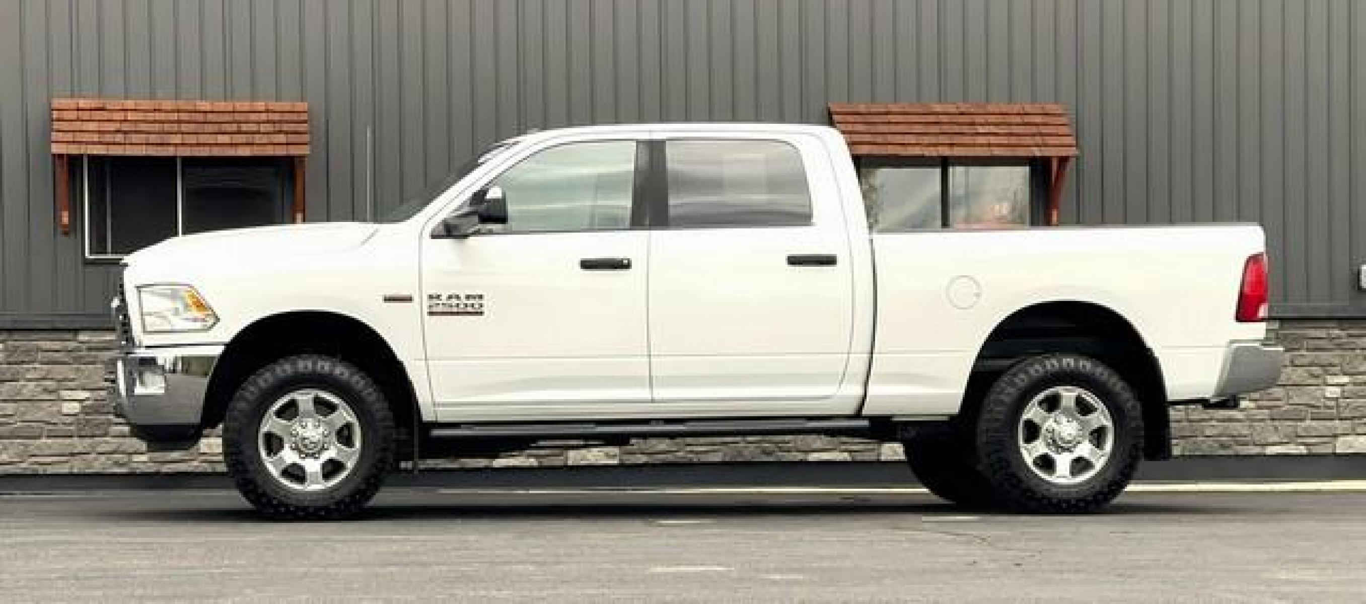 2017 WHITE RAM 2500 (3C6UR5DJ2HG) with an V8,6.4L(392 CID), engine, AUTOMATIC transmission, located at 14600 Frazho Road, Warren, MI, 48089, (586) 776-3400, 42.485996, -82.974220 - Photo #4