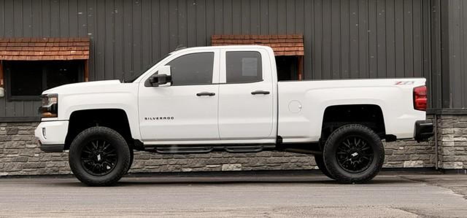 2017 WHITE CHEVROLET SILVERADO 1500 (1GCVKREC8HZ) with an V8,5.3L(325 CID),OHV engine, AUTOMATIC transmission, located at 14600 Frazho Road, Warren, MI, 48089, (586) 776-3400, 42.485996, -82.974220 - Photo#1