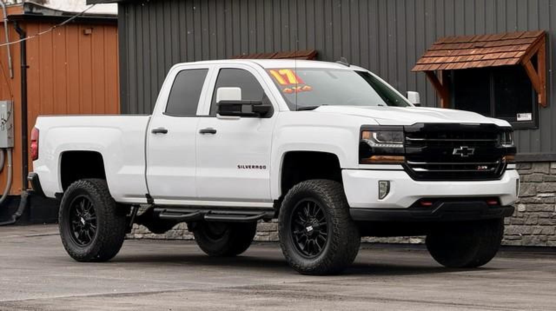 2017 WHITE CHEVROLET SILVERADO 1500 (1GCVKREC8HZ) with an V8,5.3L(325 CID),OHV engine, AUTOMATIC transmission, located at 14600 Frazho Road, Warren, MI, 48089, (586) 776-3400, 42.485996, -82.974220 - Photo#2