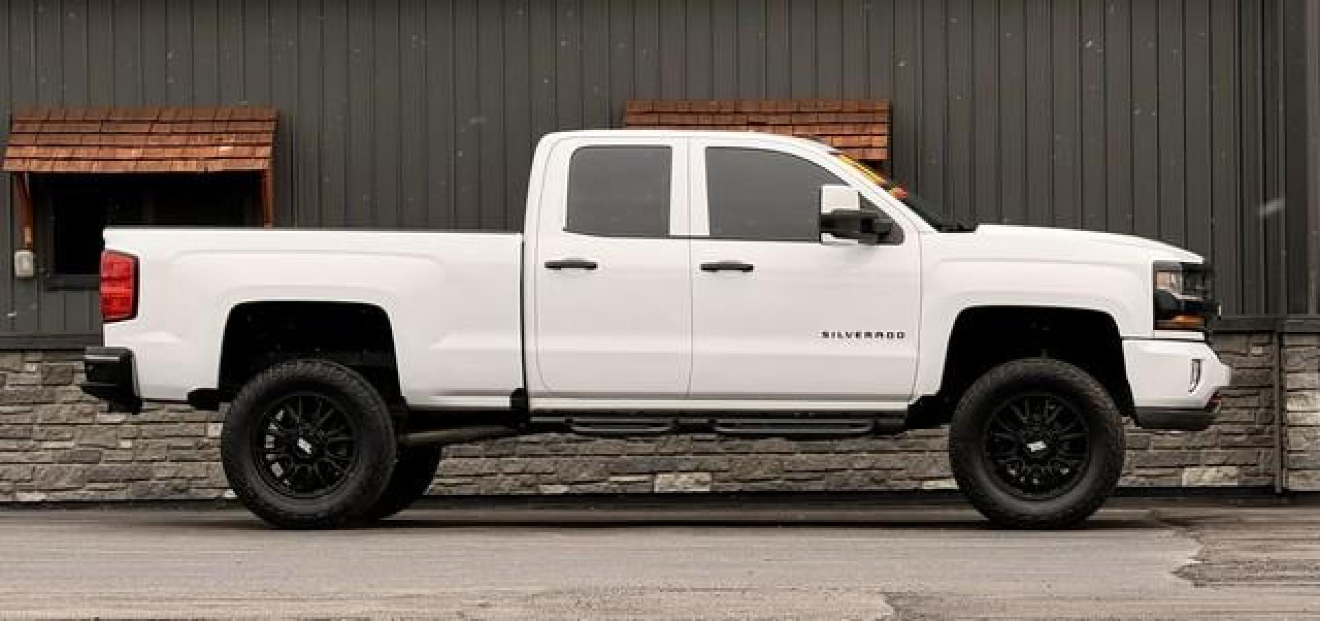 2017 WHITE CHEVROLET SILVERADO 1500 (1GCVKREC8HZ) with an V8,5.3L(325 CID),OHV engine, AUTOMATIC transmission, located at 14600 Frazho Road, Warren, MI, 48089, (586) 776-3400, 42.485996, -82.974220 - Photo#3