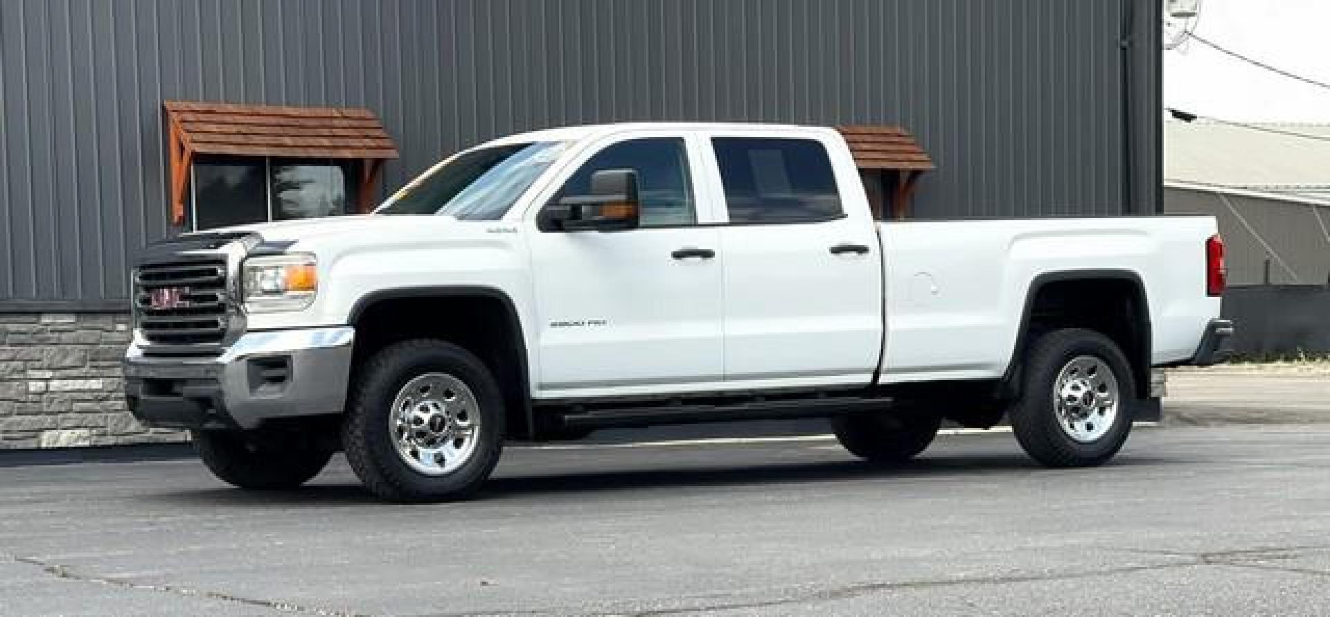 2016 WHITE GMC SIERRA 2500 HD (1GT12RE82GF) with an V8,6.6L(403 CID),OHV engine, AUTOMATIC transmission, located at 14600 Frazho Road, Warren, MI, 48089, (586) 776-3400, 42.485996, -82.974220 - Photo#2