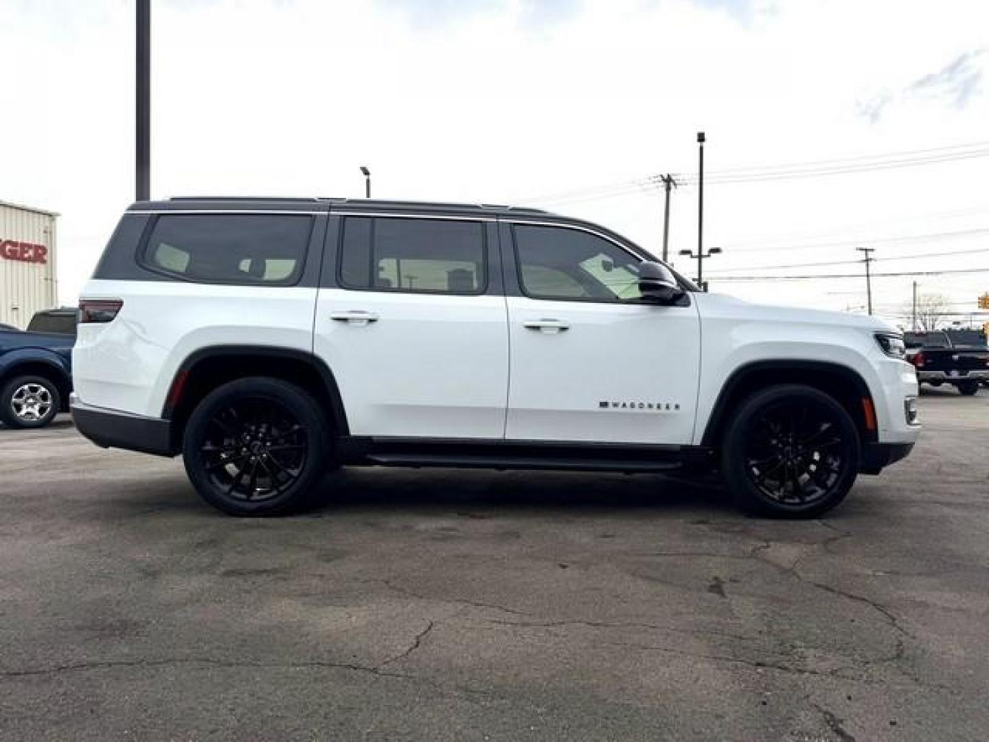 2022 WHITE JEEP WAGONEER (1C4SJVBT6NS) with an V8,5.7L(345 CID),OHV engine, AUTOMATIC transmission, located at 14600 Frazho Road, Warren, MI, 48089, (586) 776-3400, 42.485996, -82.974220 - Photo#3