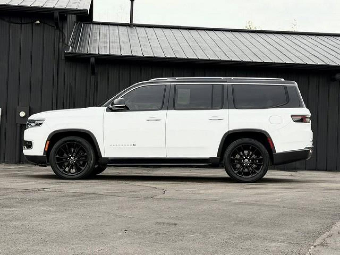 2022 WHITE JEEP WAGONEER (1C4SJVBT6NS) with an V8,5.7L(345 CID),OHV engine, AUTOMATIC transmission, located at 14600 Frazho Road, Warren, MI, 48089, (586) 776-3400, 42.485996, -82.974220 - Photo#7