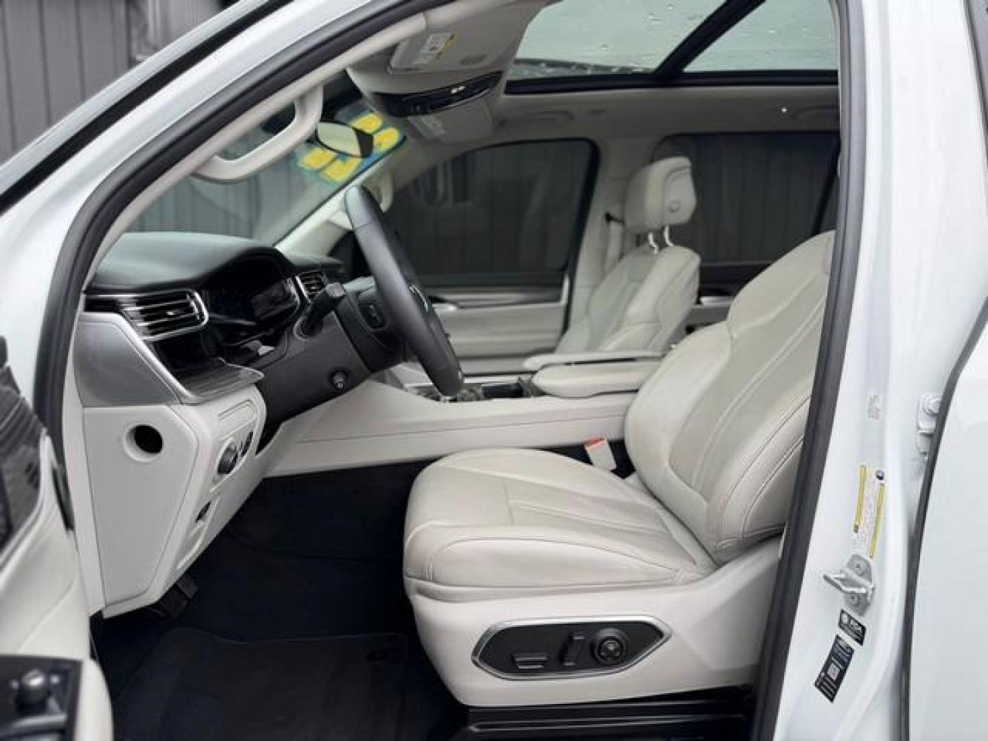 2022 WHITE JEEP WAGONEER (1C4SJVBT6NS) with an V8,5.7L(345 CID),OHV engine, AUTOMATIC transmission, located at 14600 Frazho Road, Warren, MI, 48089, (586) 776-3400, 42.485996, -82.974220 - Photo#8
