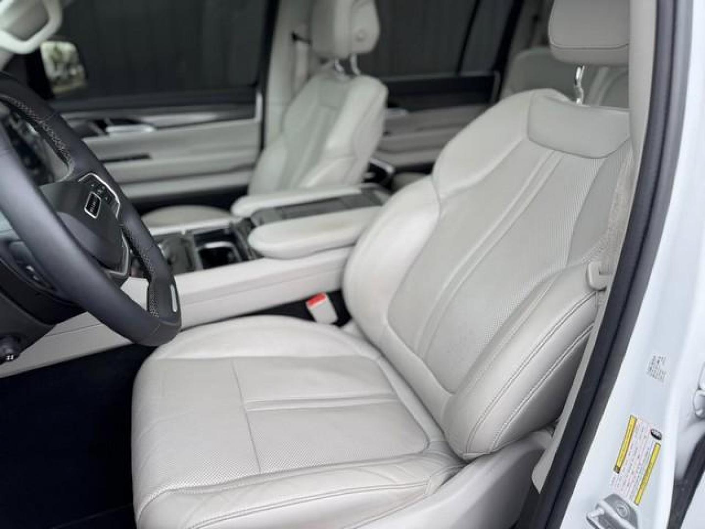 2022 WHITE JEEP WAGONEER (1C4SJVBT6NS) with an V8,5.7L(345 CID),OHV engine, AUTOMATIC transmission, located at 14600 Frazho Road, Warren, MI, 48089, (586) 776-3400, 42.485996, -82.974220 - Photo#9