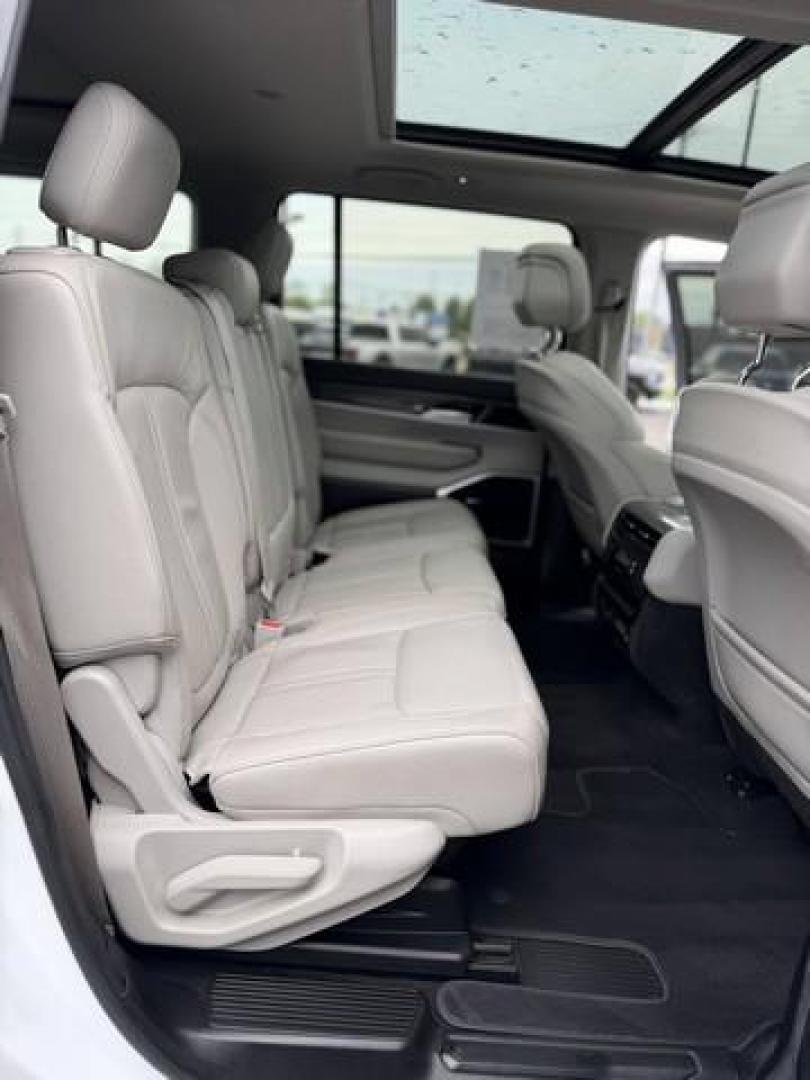 2022 WHITE JEEP WAGONEER (1C4SJVBT6NS) with an V8,5.7L(345 CID),OHV engine, AUTOMATIC transmission, located at 14600 Frazho Road, Warren, MI, 48089, (586) 776-3400, 42.485996, -82.974220 - Photo#13