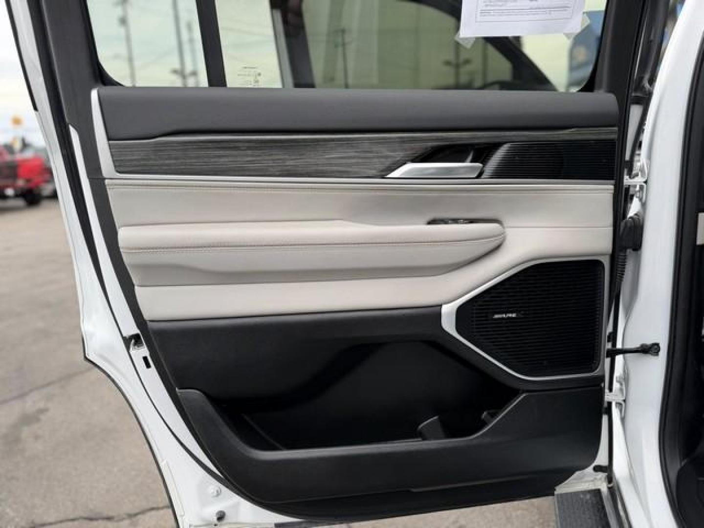 2022 WHITE JEEP WAGONEER (1C4SJVBT6NS) with an V8,5.7L(345 CID),OHV engine, AUTOMATIC transmission, located at 14600 Frazho Road, Warren, MI, 48089, (586) 776-3400, 42.485996, -82.974220 - Photo#17
