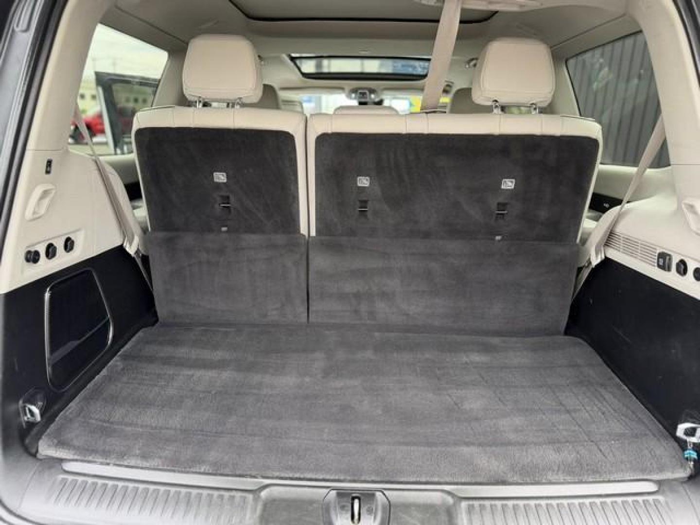 2022 WHITE JEEP WAGONEER (1C4SJVBT6NS) with an V8,5.7L(345 CID),OHV engine, AUTOMATIC transmission, located at 14600 Frazho Road, Warren, MI, 48089, (586) 776-3400, 42.485996, -82.974220 - Photo#18