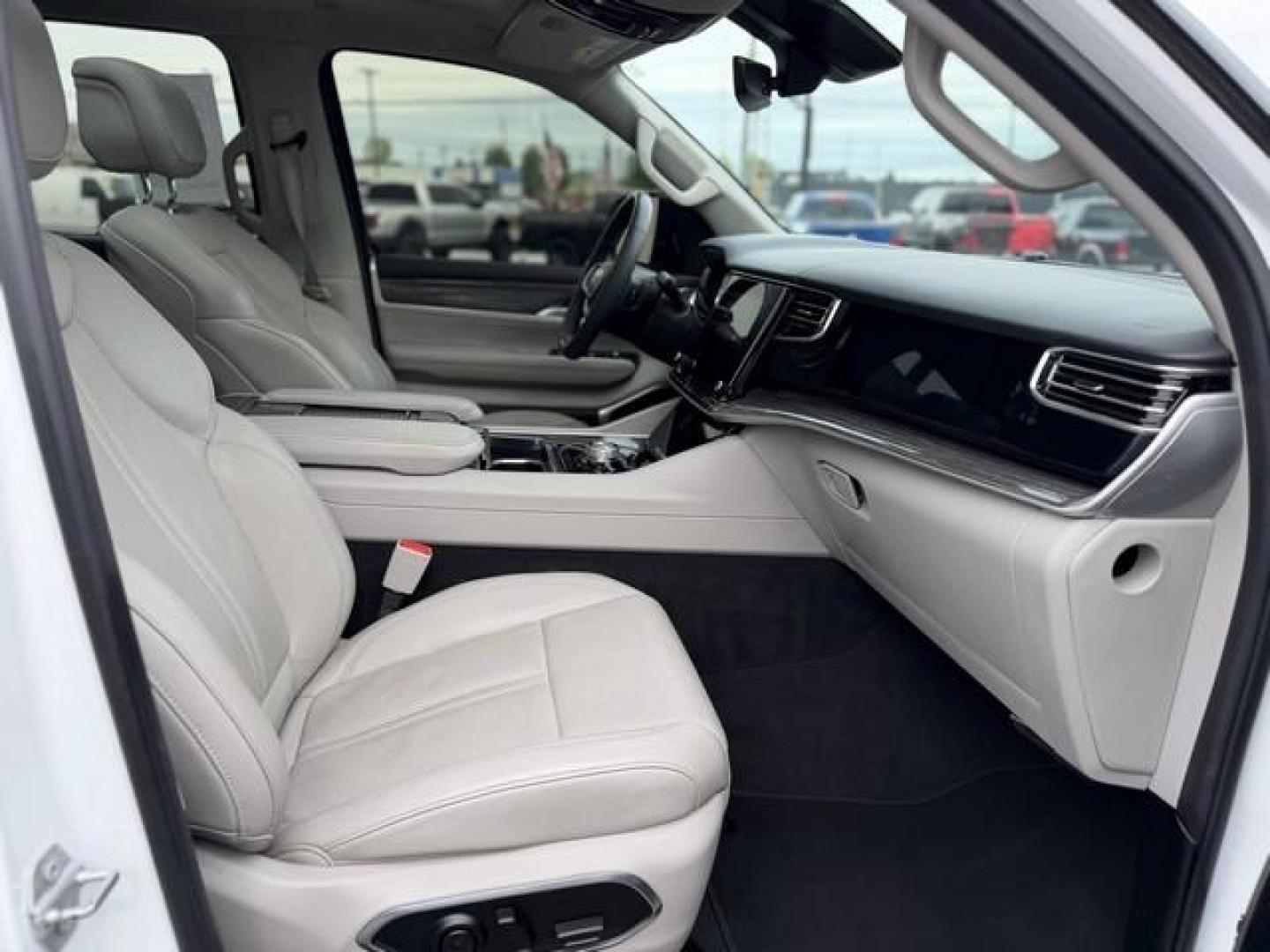 2022 WHITE JEEP WAGONEER (1C4SJVBT6NS) with an V8,5.7L(345 CID),OHV engine, AUTOMATIC transmission, located at 14600 Frazho Road, Warren, MI, 48089, (586) 776-3400, 42.485996, -82.974220 - Photo#23