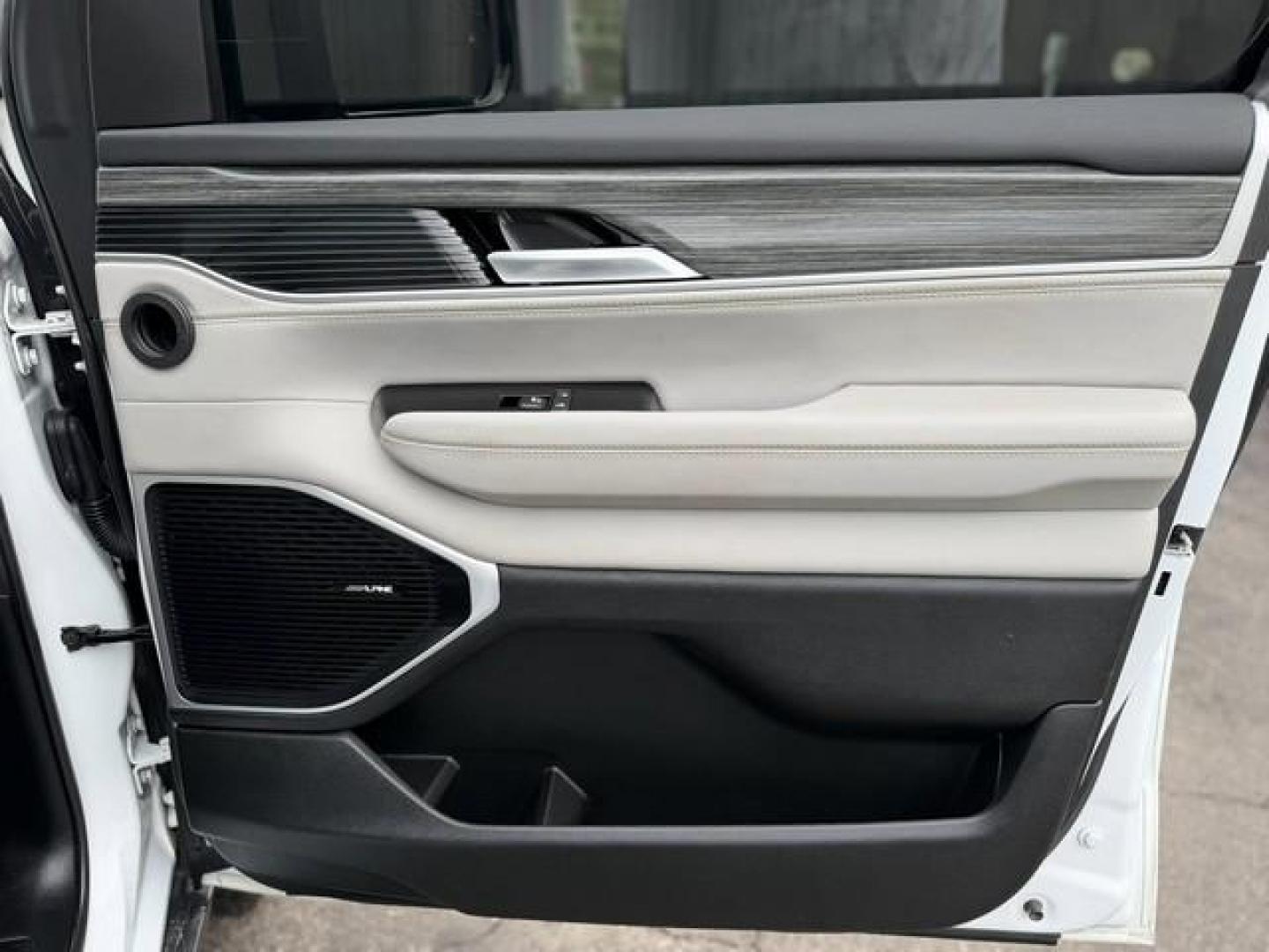 2022 WHITE JEEP WAGONEER (1C4SJVBT6NS) with an V8,5.7L(345 CID),OHV engine, AUTOMATIC transmission, located at 14600 Frazho Road, Warren, MI, 48089, (586) 776-3400, 42.485996, -82.974220 - Photo#25