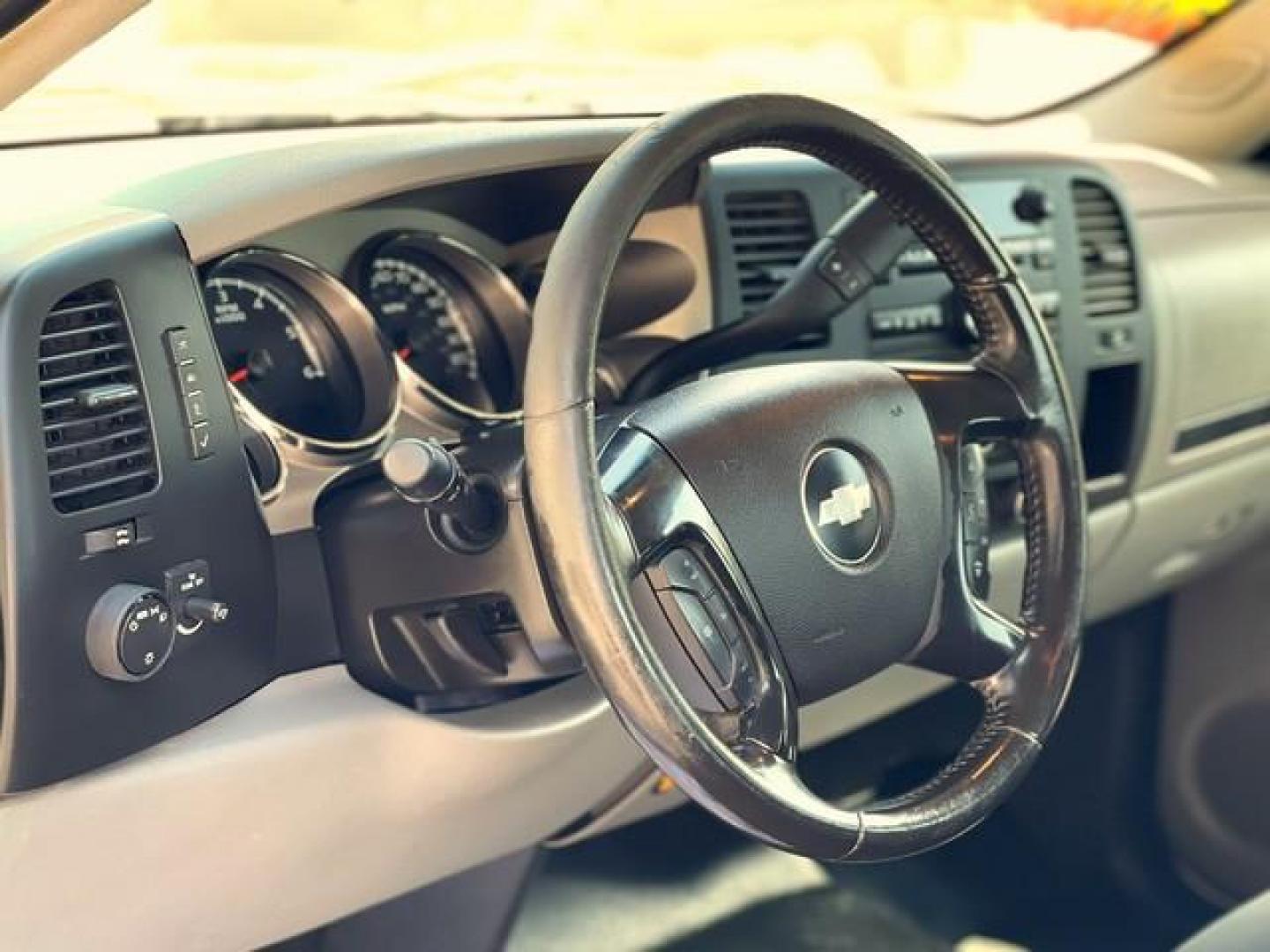 2013 WHITE CHEVROLET SILVERADO 2500 HD (1GC2CVCGXDZ) with an V8,6.0L(364 CID),OHV engine, AUTOMATIC transmission, located at 14600 Frazho Road, Warren, MI, 48089, (586) 776-3400, 42.485996, -82.974220 - Photo#8