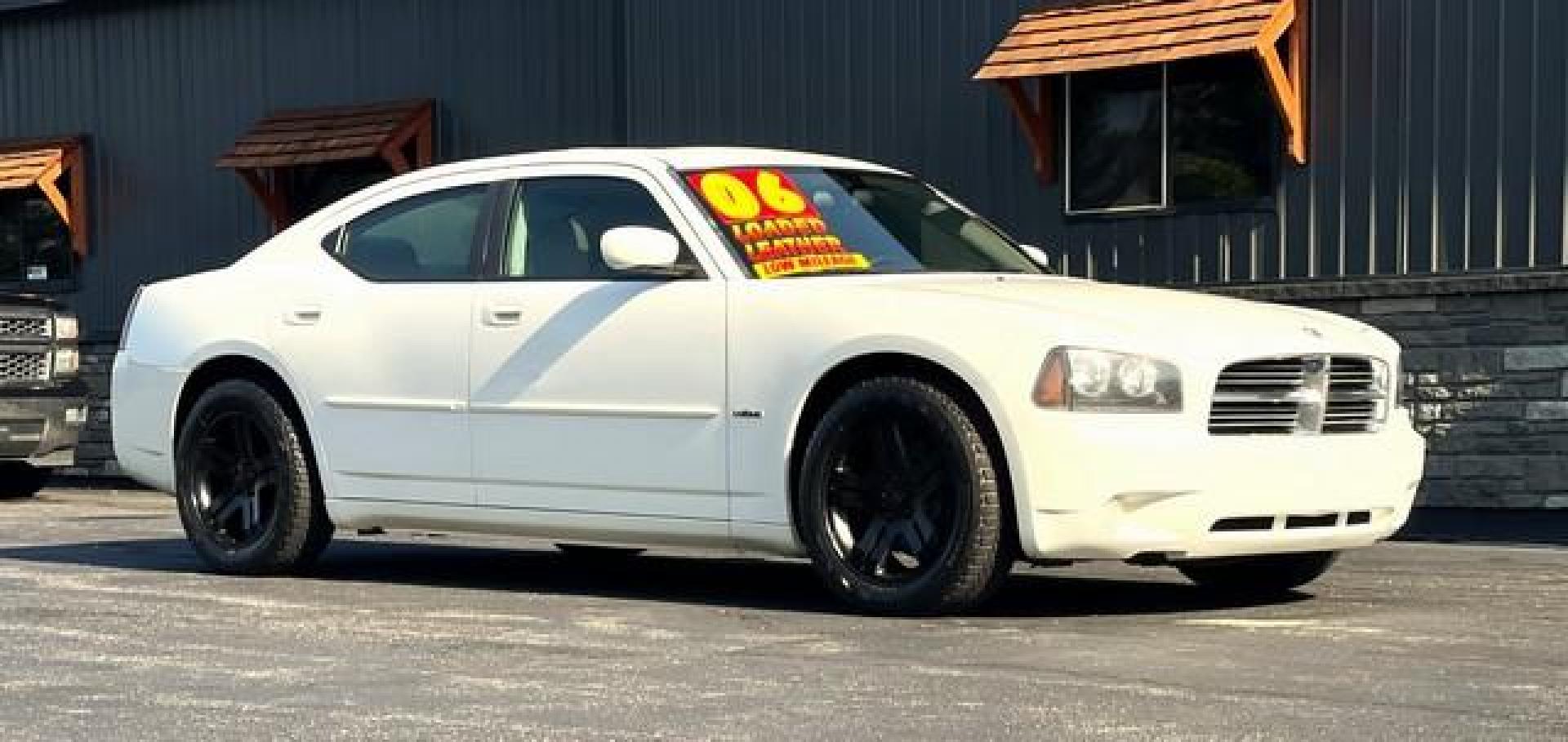 2006 WHITE DODGE CHARGER (2B3KA53H86H) with an V8,5.7L(345 CID),OHV engine, AUTOMATIC transmission, located at 14600 Frazho Road, Warren, MI, 48089, (586) 776-3400, 42.485996, -82.974220 - Photo#5