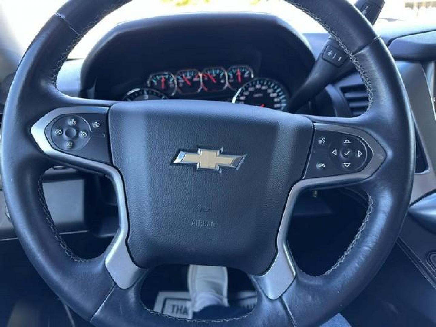 2015 WHITE CHEVROLET TAHOE (1GNSKBKC9FR) with an V8,5.3L(325 CID),OHV engine, AUTOMATIC transmission, located at 14600 Frazho Road, Warren, MI, 48089, (586) 776-3400, 42.485996, -82.974220 - Photo#19