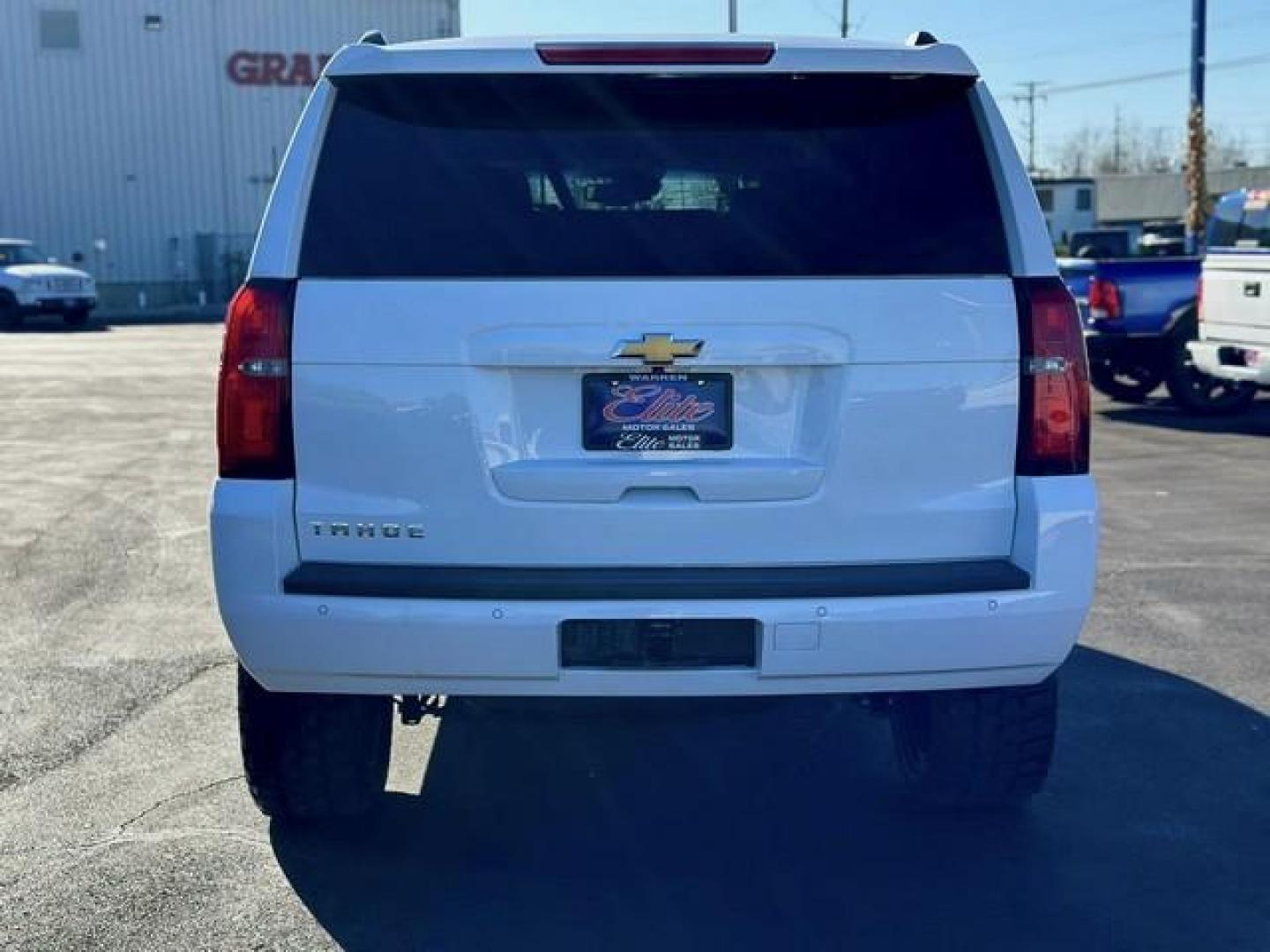 2015 WHITE CHEVROLET TAHOE (1GNSKBKC9FR) with an V8,5.3L(325 CID),OHV engine, AUTOMATIC transmission, located at 14600 Frazho Road, Warren, MI, 48089, (586) 776-3400, 42.485996, -82.974220 - Photo#5
