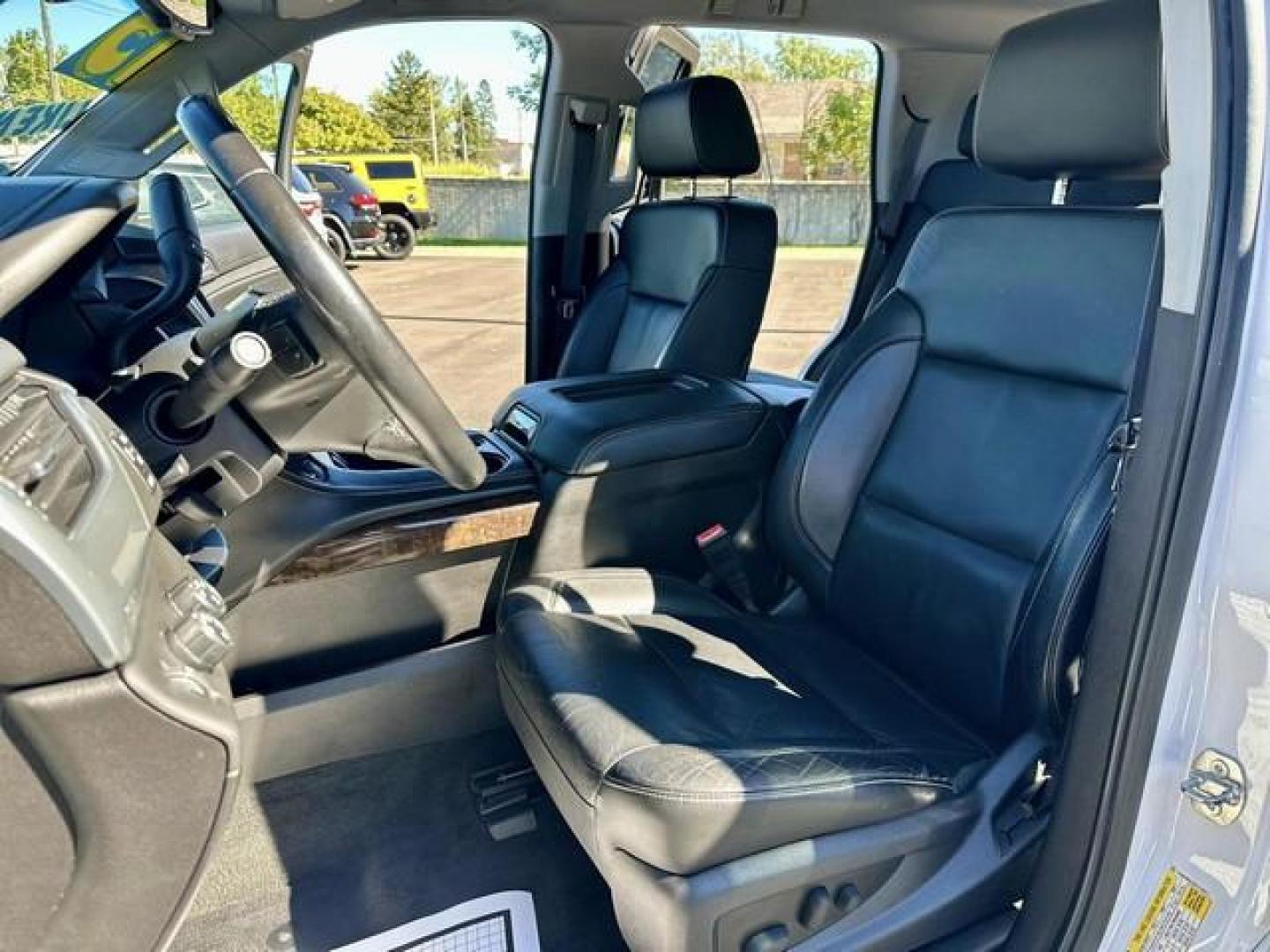 2015 WHITE CHEVROLET TAHOE (1GNSKBKC9FR) with an V8,5.3L(325 CID),OHV engine, AUTOMATIC transmission, located at 14600 Frazho Road, Warren, MI, 48089, (586) 776-3400, 42.485996, -82.974220 - Photo#8