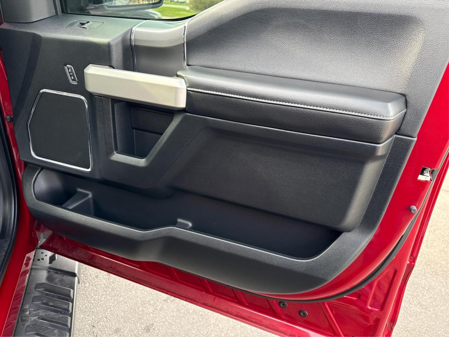 2017 RUBY RED METTALIC FORD F-150 (1FTEW1EF5HF) with an V8,5.0L(302 CID),DOHC engine, AUTOMATIC transmission, located at 14600 Frazho Road, Warren, MI, 48089, (586) 776-3400, 42.485996, -82.974220 - Photo#19
