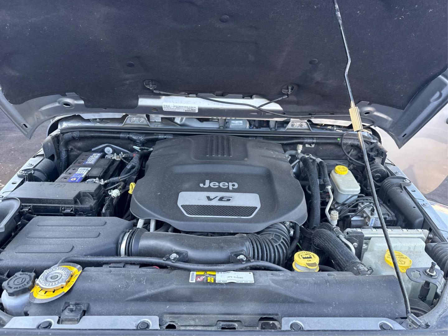 2016 SILVER JEEP WRANGLER (1C4BJWEG1GL) with an V6,3.6L(220 CID),DOHC engine, AUTOMATIC transmission, located at 14600 Frazho Road, Warren, MI, 48089, (586) 776-3400, 42.485996, -82.974220 - Photo#10