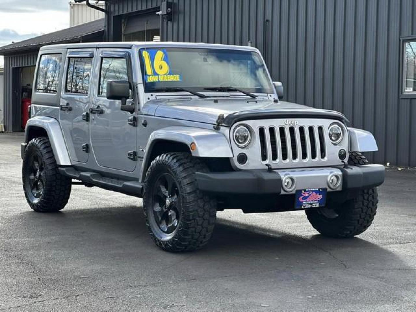 2016 SILVER JEEP WRANGLER (1C4BJWEG1GL) with an V6,3.6L(220 CID),DOHC engine, AUTOMATIC transmission, located at 14600 Frazho Road, Warren, MI, 48089, (586) 776-3400, 42.485996, -82.974220 - Photo#2