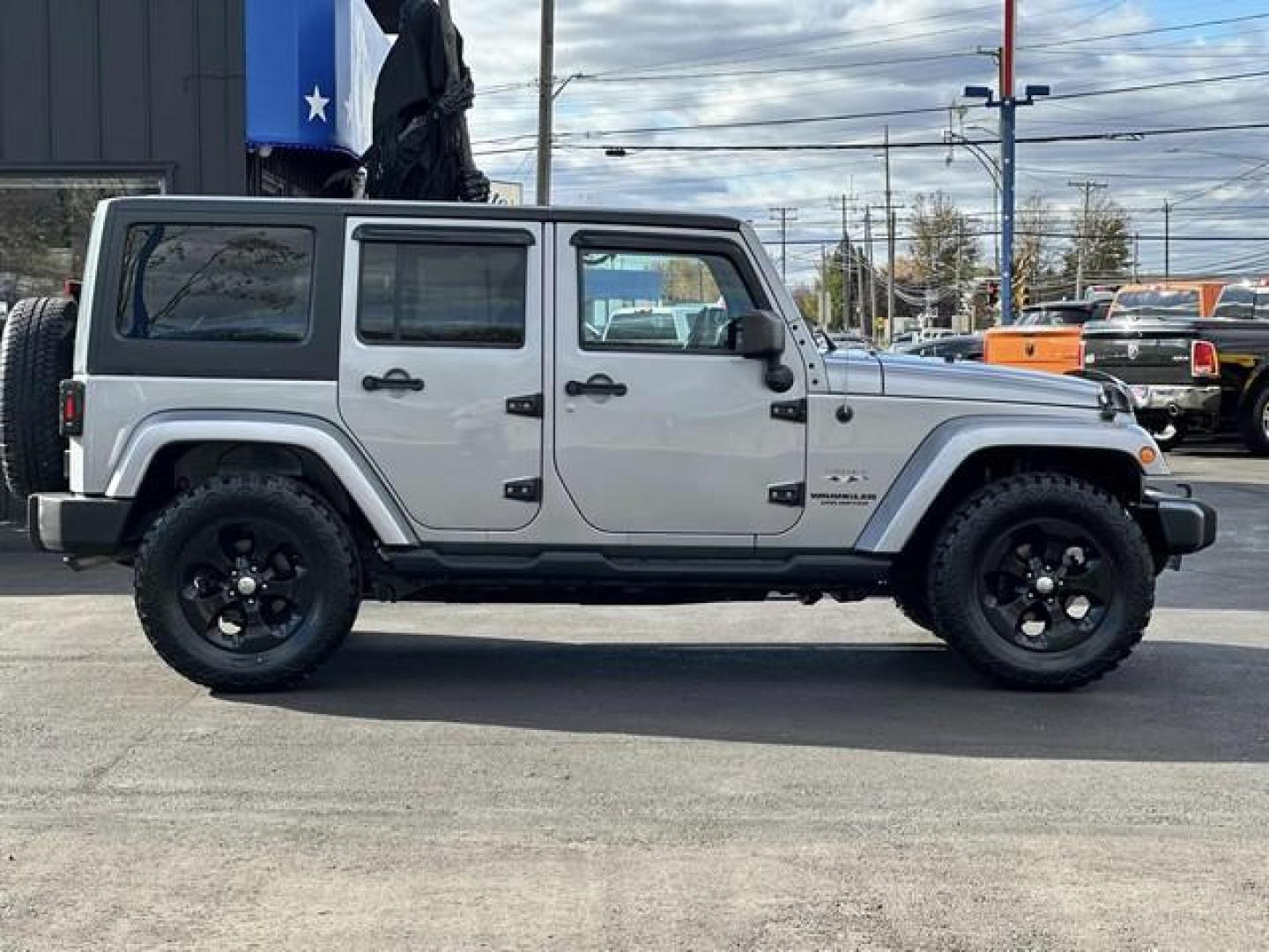 2016 SILVER JEEP WRANGLER (1C4BJWEG1GL) with an V6,3.6L(220 CID),DOHC engine, AUTOMATIC transmission, located at 14600 Frazho Road, Warren, MI, 48089, (586) 776-3400, 42.485996, -82.974220 - Photo#3