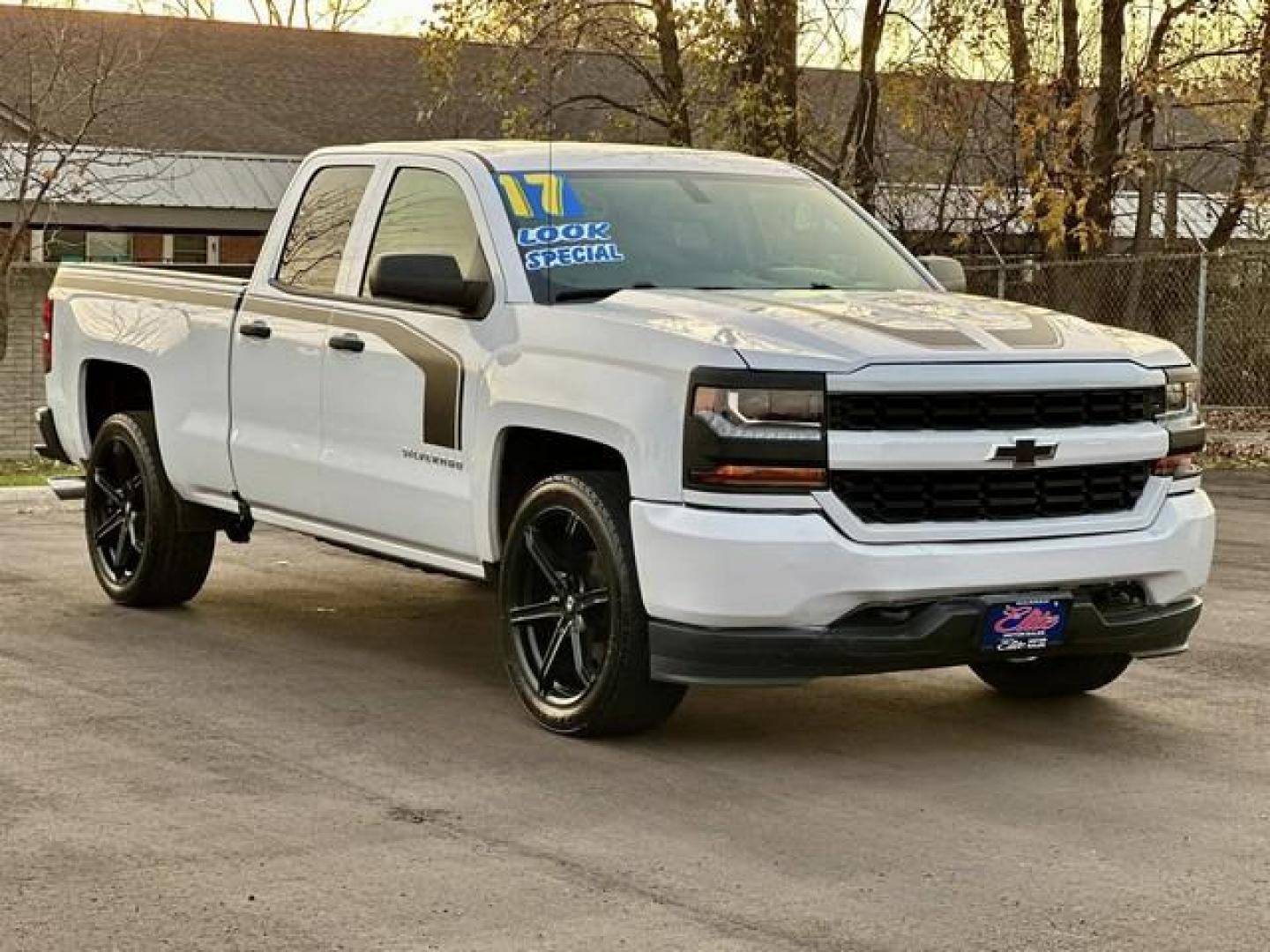 2017 WHITE CHEVROLET SILVERADO 1500 (1GCRCPEC6HZ) with an V8,5.3L(325 CID),OHV engine, AUTOMATIC transmission, located at 14600 Frazho Road, Warren, MI, 48089, (586) 776-3400, 42.485996, -82.974220 - Photo#2