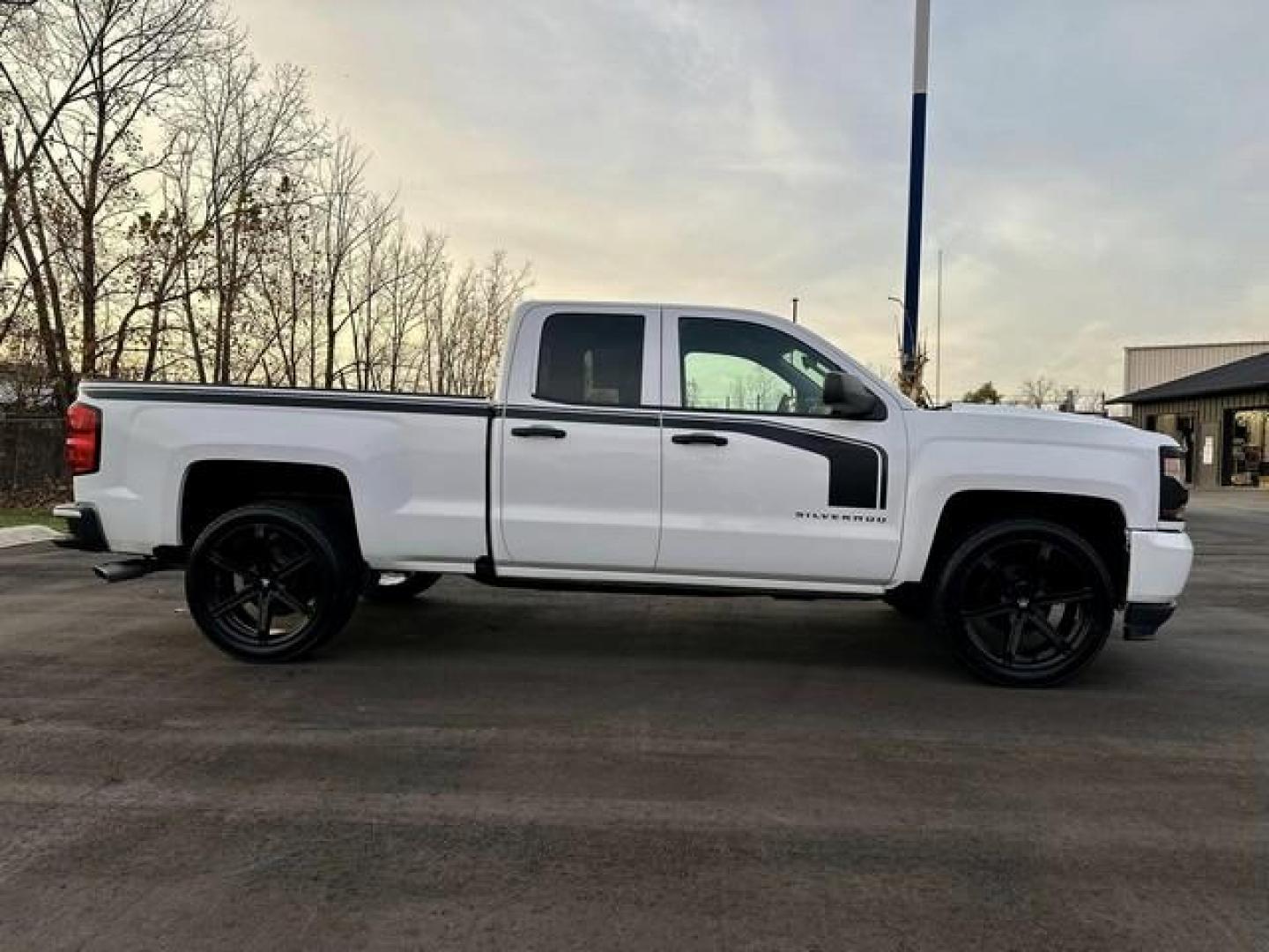 2017 WHITE CHEVROLET SILVERADO 1500 (1GCRCPEC6HZ) with an V8,5.3L(325 CID),OHV engine, AUTOMATIC transmission, located at 14600 Frazho Road, Warren, MI, 48089, (586) 776-3400, 42.485996, -82.974220 - Photo#3