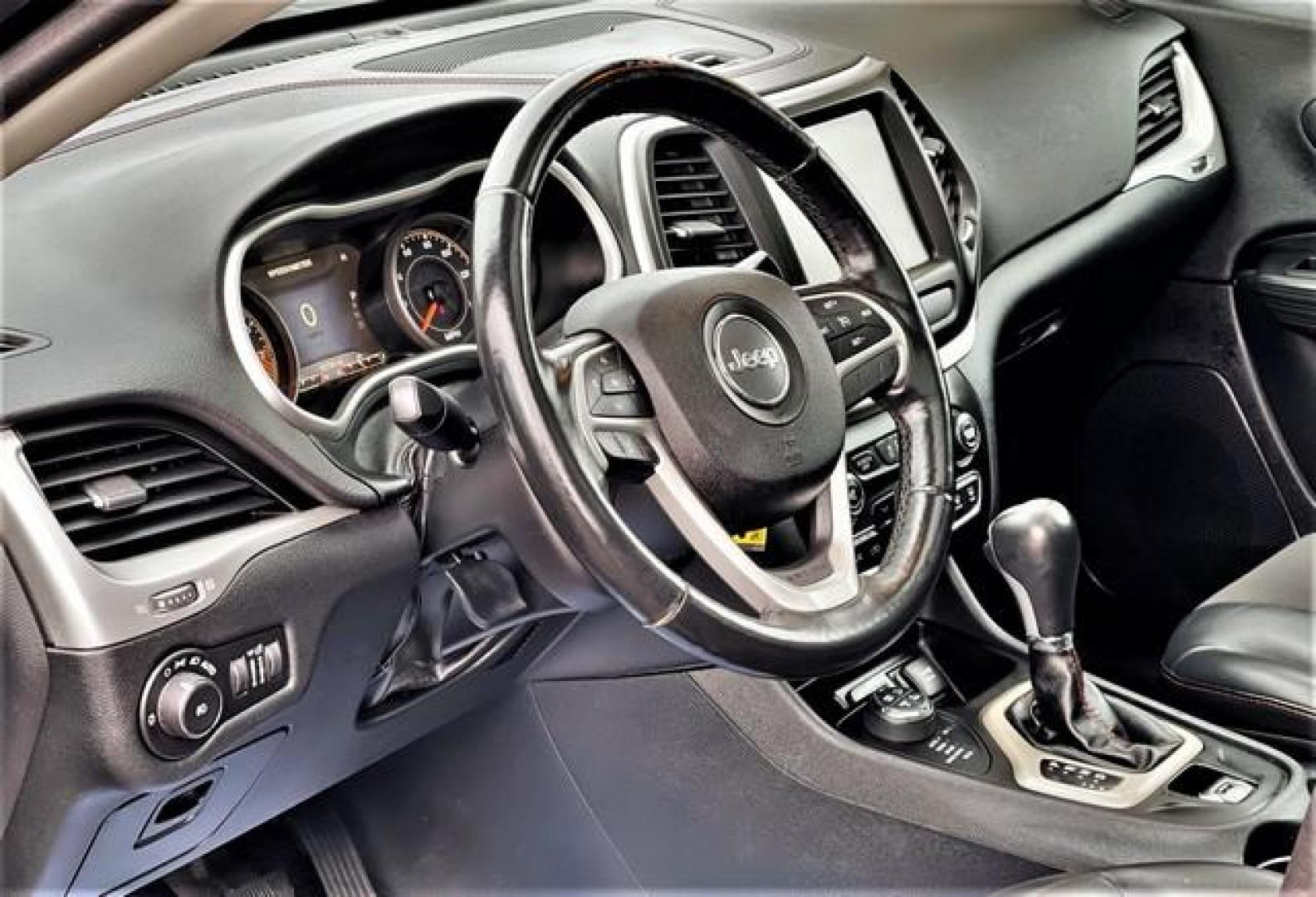 2016 WHITE JEEP CHEROKEE TRAILHAWK (1C4PJMBBXGW) with an L4,2.4L(144 CID),SOHC engine, AUTOMATIC transmission, located at 14600 Frazho Road, Warren, MI, 48089, (586) 776-3400, 42.485996, -82.974220 - Photo#9