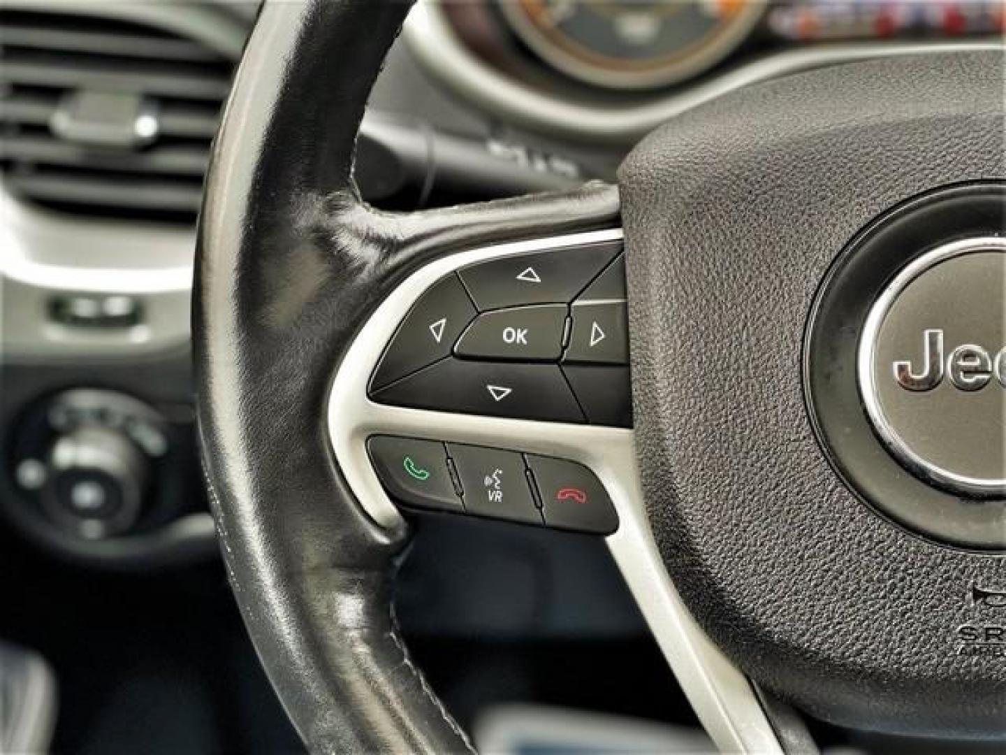 2016 WHITE JEEP CHEROKEE TRAILHAWK (1C4PJMBBXGW) with an L4,2.4L(144 CID),SOHC engine, AUTOMATIC transmission, located at 14600 Frazho Road, Warren, MI, 48089, (586) 776-3400, 42.485996, -82.974220 - Photo#12