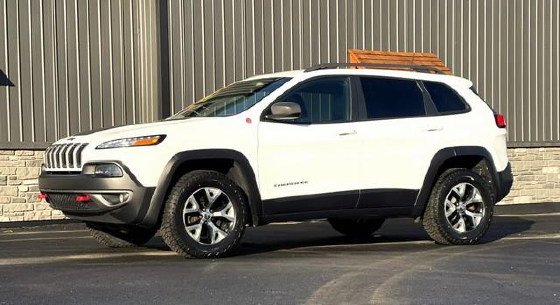 2016 WHITE JEEP CHEROKEE TRAILHAWK (1C4PJMBBXGW) with an L4,2.4L(144 CID),SOHC engine, AUTOMATIC transmission, located at 14600 Frazho Road, Warren, MI, 48089, (586) 776-3400, 42.485996, -82.974220 - Photo#1