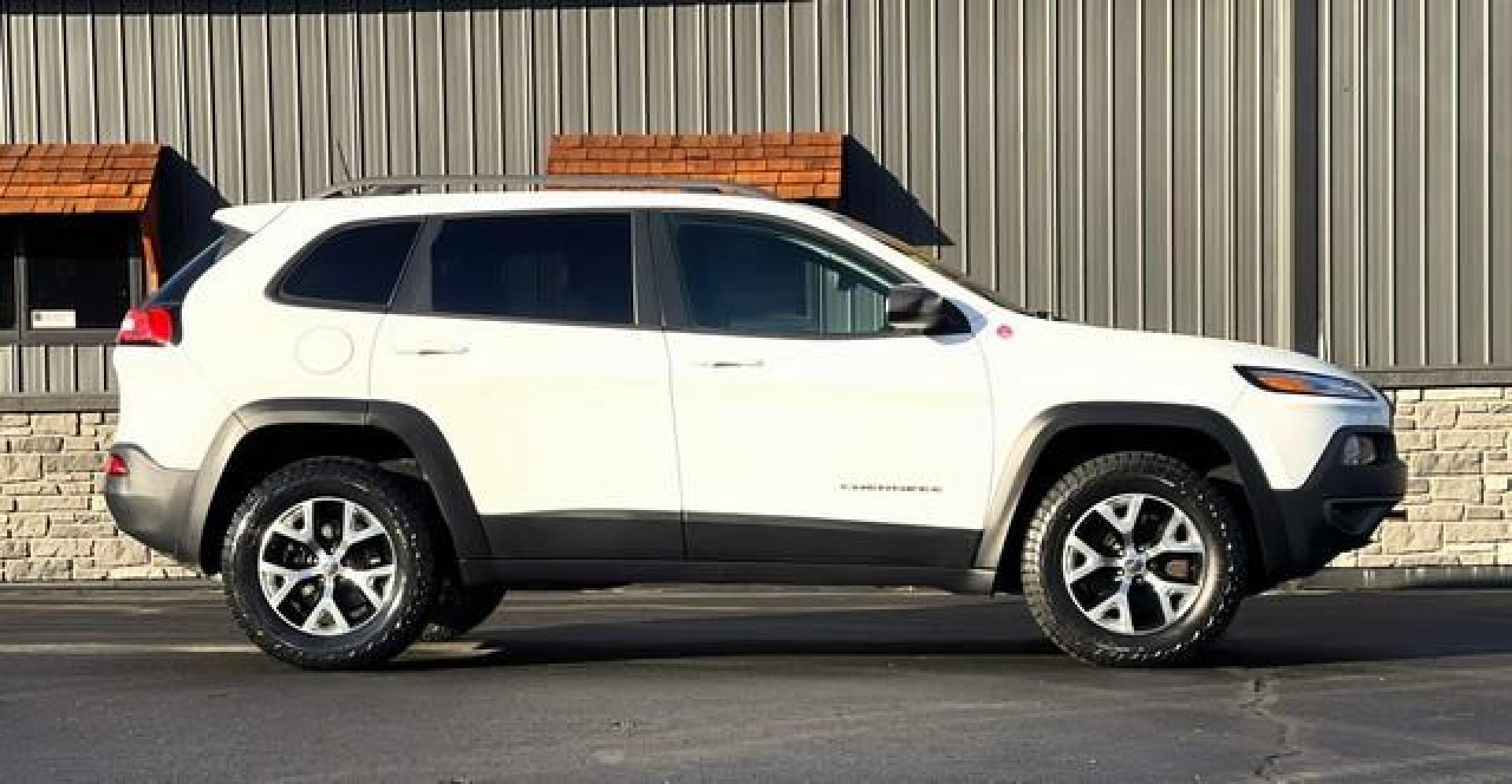 2016 WHITE JEEP CHEROKEE TRAILHAWK (1C4PJMBBXGW) with an L4,2.4L(144 CID),SOHC engine, AUTOMATIC transmission, located at 14600 Frazho Road, Warren, MI, 48089, (586) 776-3400, 42.485996, -82.974220 - Photo#2