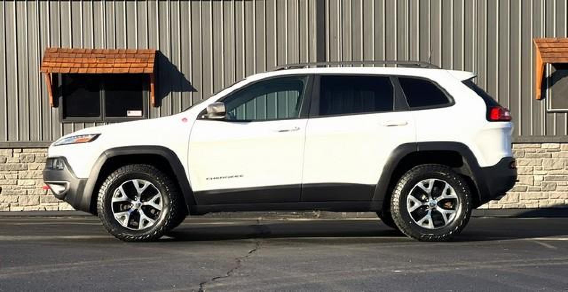 2016 WHITE JEEP CHEROKEE TRAILHAWK (1C4PJMBBXGW) with an L4,2.4L(144 CID),SOHC engine, AUTOMATIC transmission, located at 14600 Frazho Road, Warren, MI, 48089, (586) 776-3400, 42.485996, -82.974220 - Photo#5