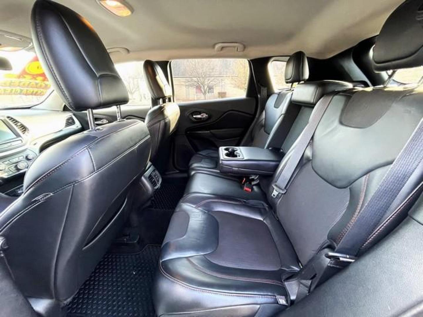 2016 WHITE JEEP CHEROKEE TRAILHAWK (1C4PJMBBXGW) with an L4,2.4L(144 CID),SOHC engine, AUTOMATIC transmission, located at 14600 Frazho Road, Warren, MI, 48089, (586) 776-3400, 42.485996, -82.974220 - Photo#8