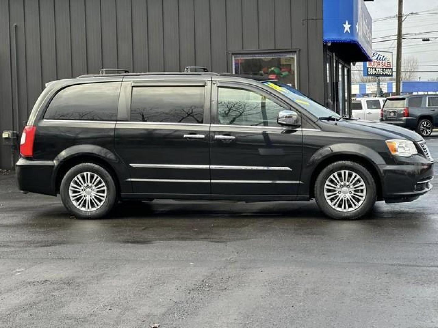 2014 BLACK CHRYSLER TOWN and COUNTRY (2C4RC1CG1ER) with an V6,3.6L(220 CID),DOHC engine, AUTOMATIC transmission, located at 14600 Frazho Road, Warren, MI, 48089, (586) 776-3400, 42.485996, -82.974220 - Photo#3